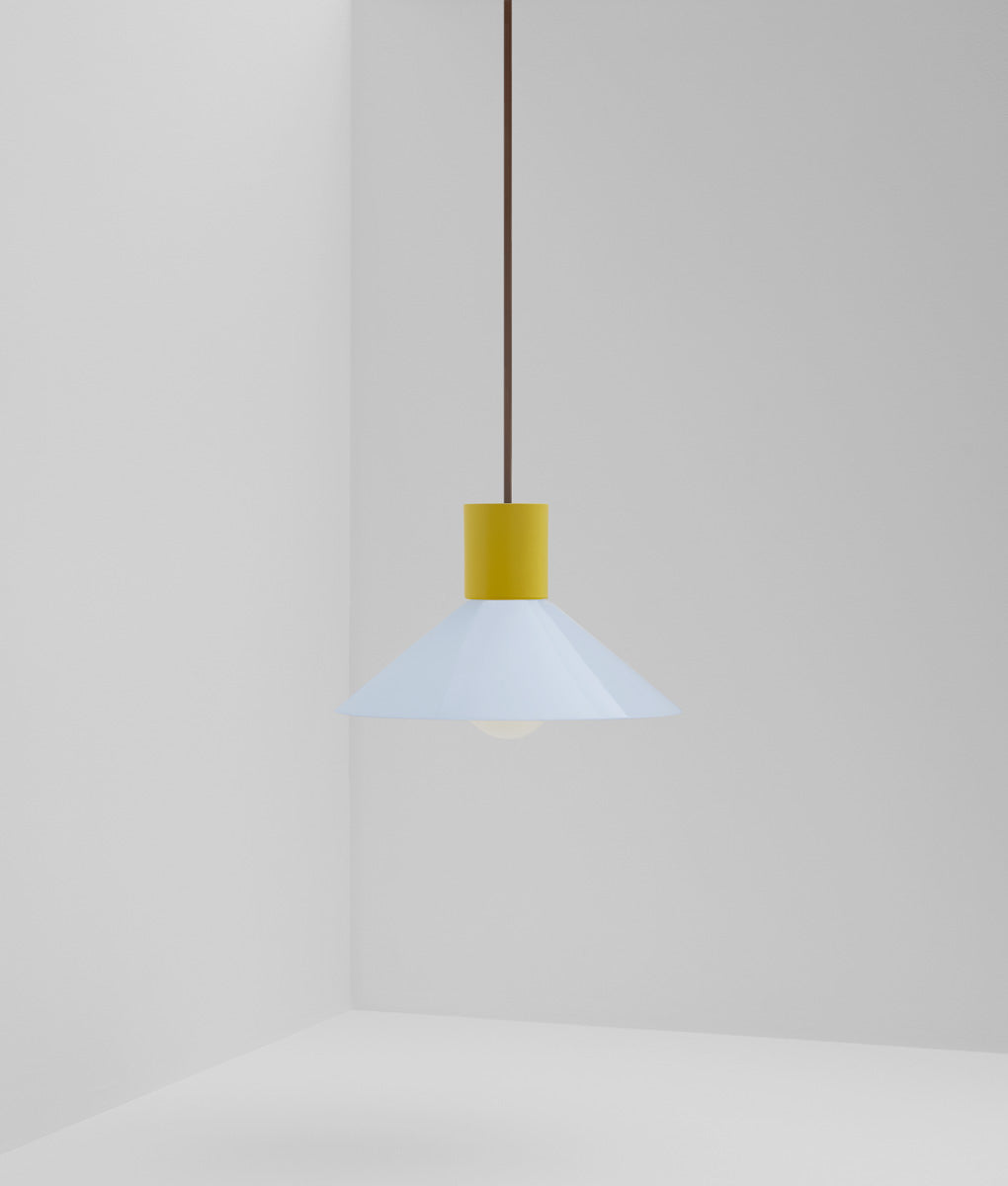 Suspension "Délices", abat-jour en opaline satinée bleu pâle, petit modèle