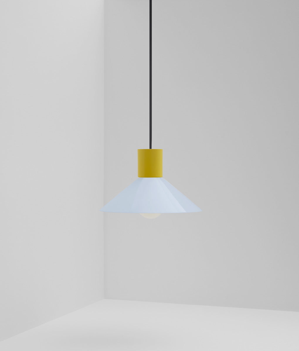 Suspension "Délices", abat-jour en opaline satinée bleu pâle, petit modèle