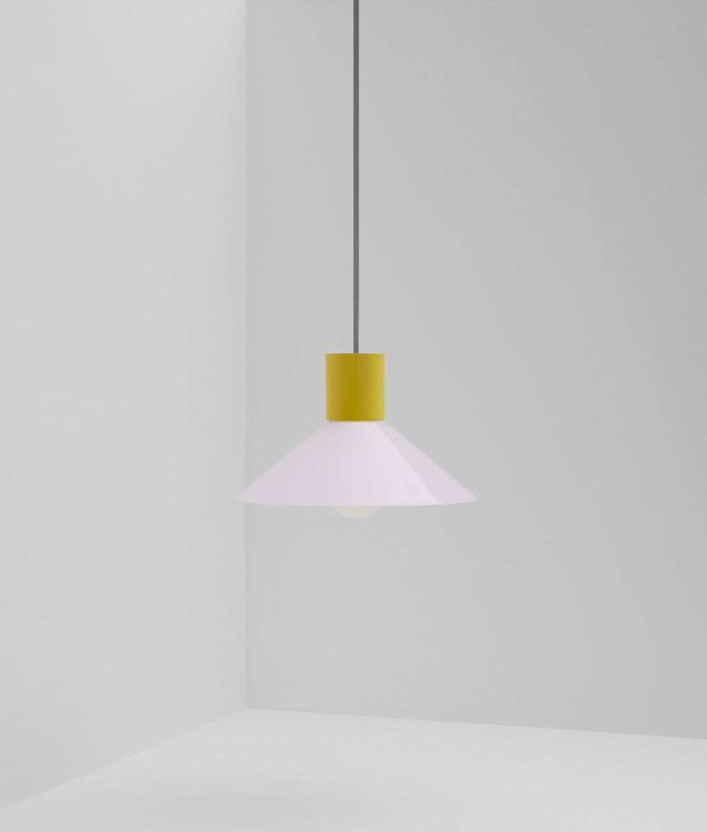 Suspension "Délices", abat-jour en opaline satinée rose pâle, petit modèle
