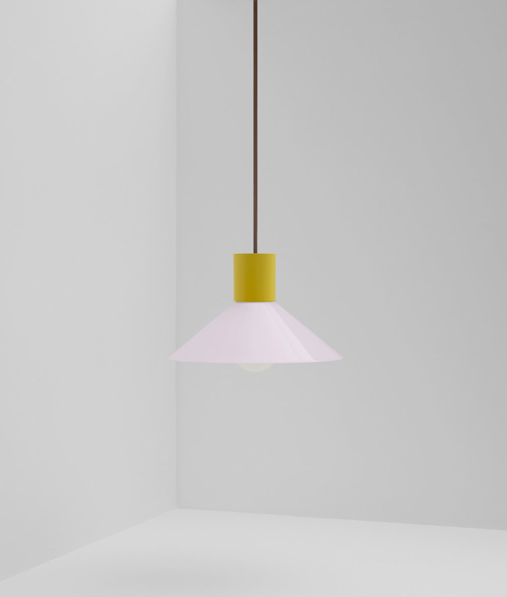 Suspension "Délices", abat-jour en opaline satinée rose pâle, petit modèle