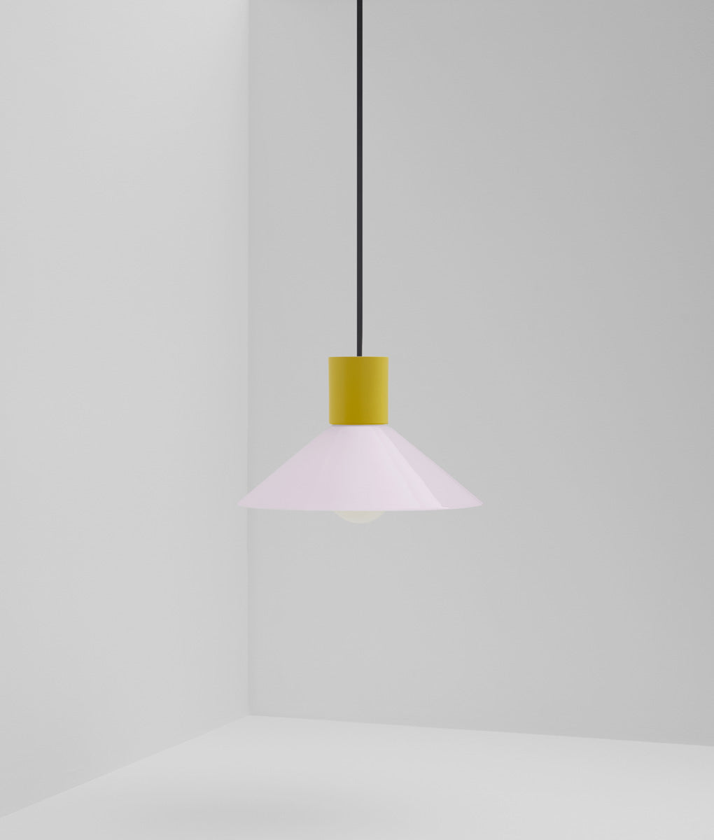 Suspension "Délices", abat-jour en opaline satinée rose pâle, petit modèle
