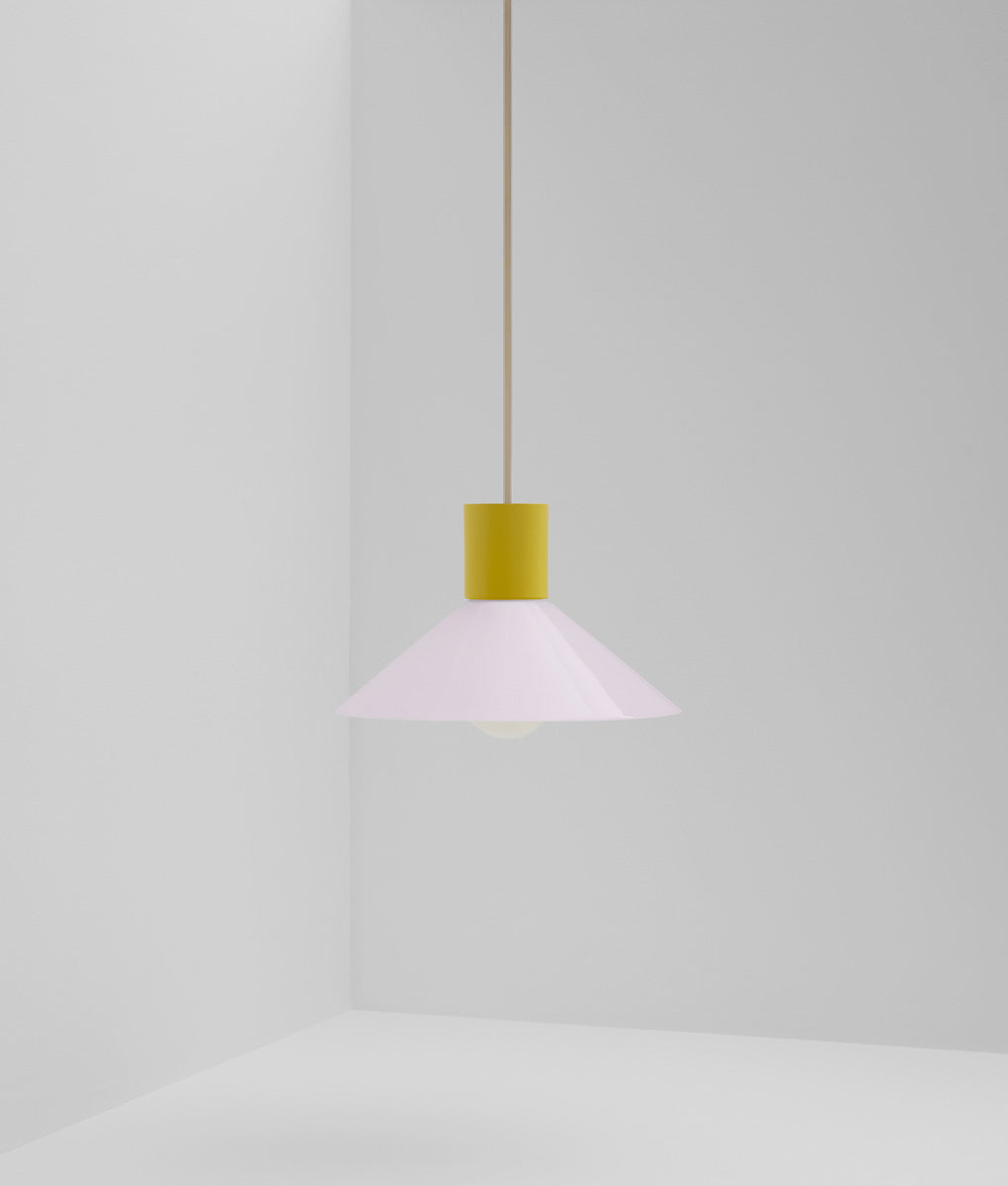 Suspension "Délices", abat-jour en opaline satinée rose pâle, petit modèle