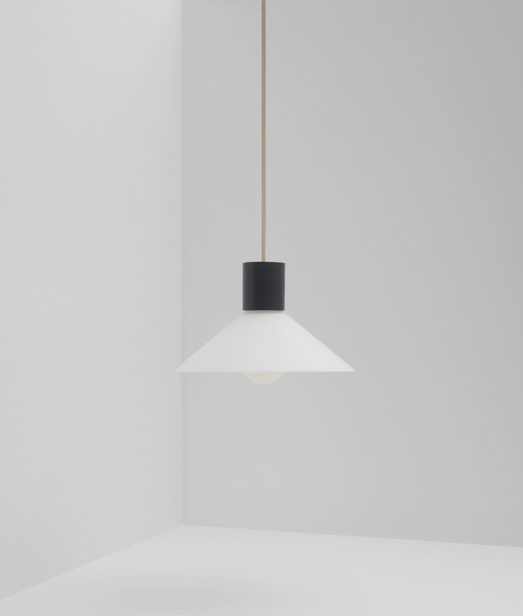 Suspension "Délices", abat-jour en opaline blanche mate, petit modèle