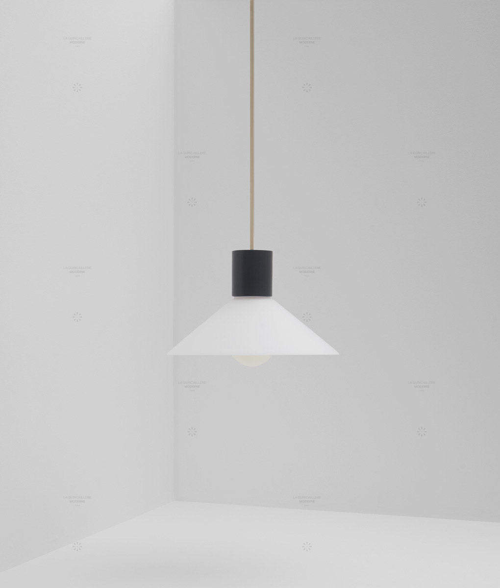 Suspension "Délices", abat-jour en opaline blanche mate, petit modèle