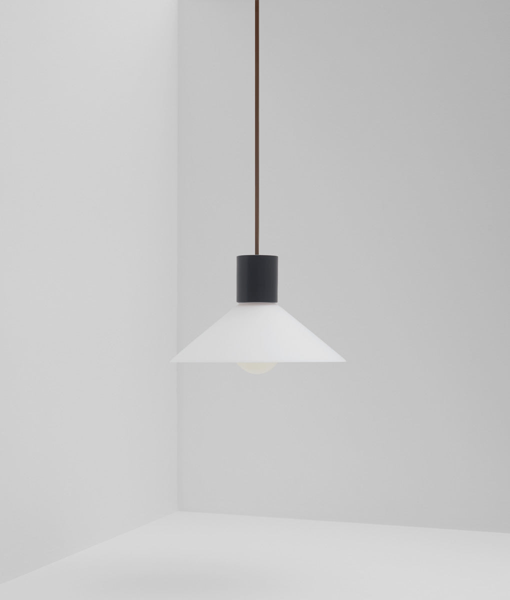 Suspension "Délices", abat-jour en opaline blanche mate, petit modèle