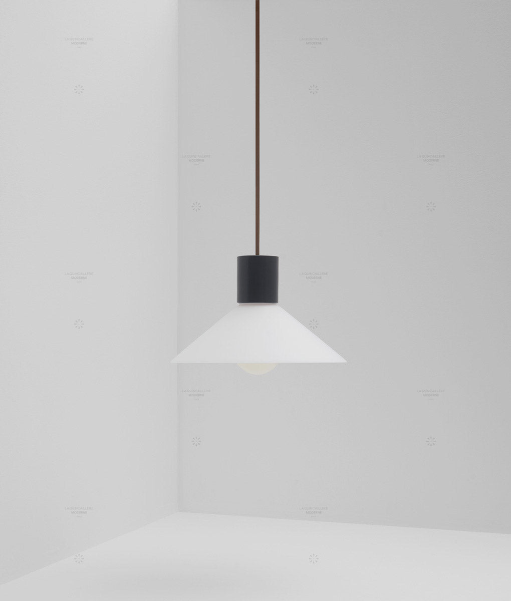 Suspension "Délices", abat-jour en opaline blanche mate, petit modèle