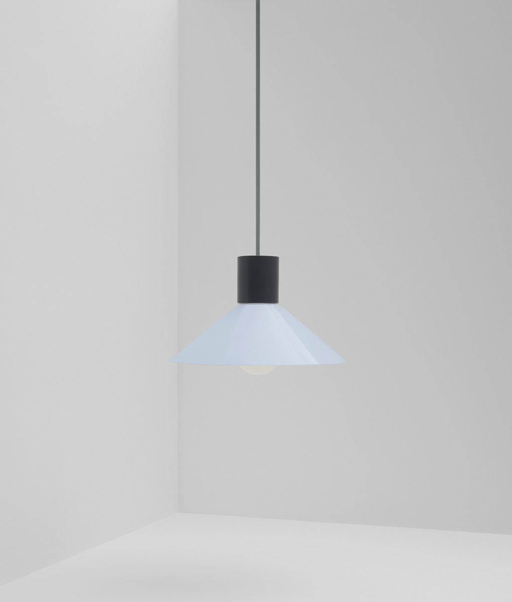 Suspension "Délices", abat-jour en opaline satinée bleu pâle, petit modèle