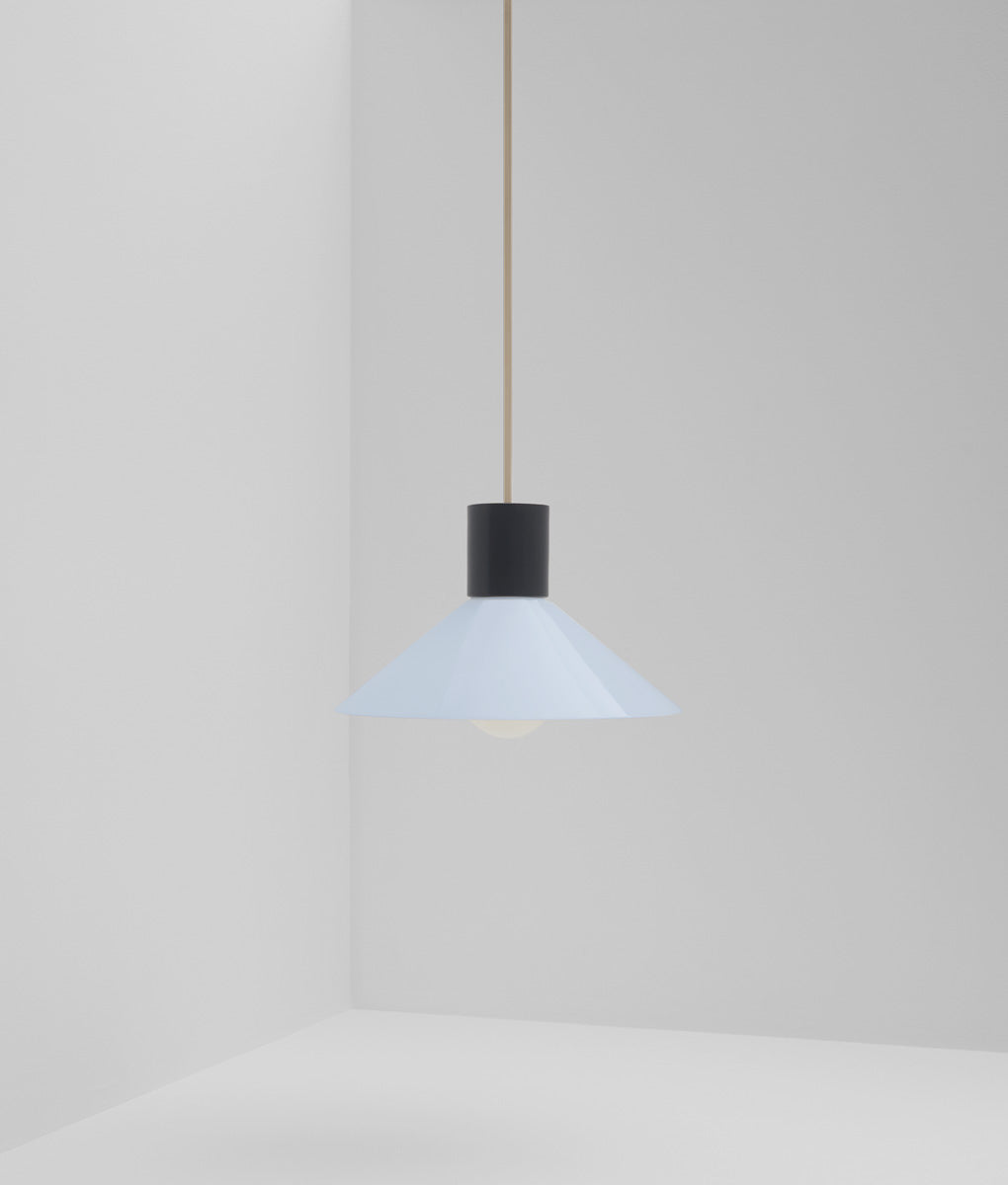 Suspension "Délices", abat-jour en opaline satinée bleu pâle, petit modèle