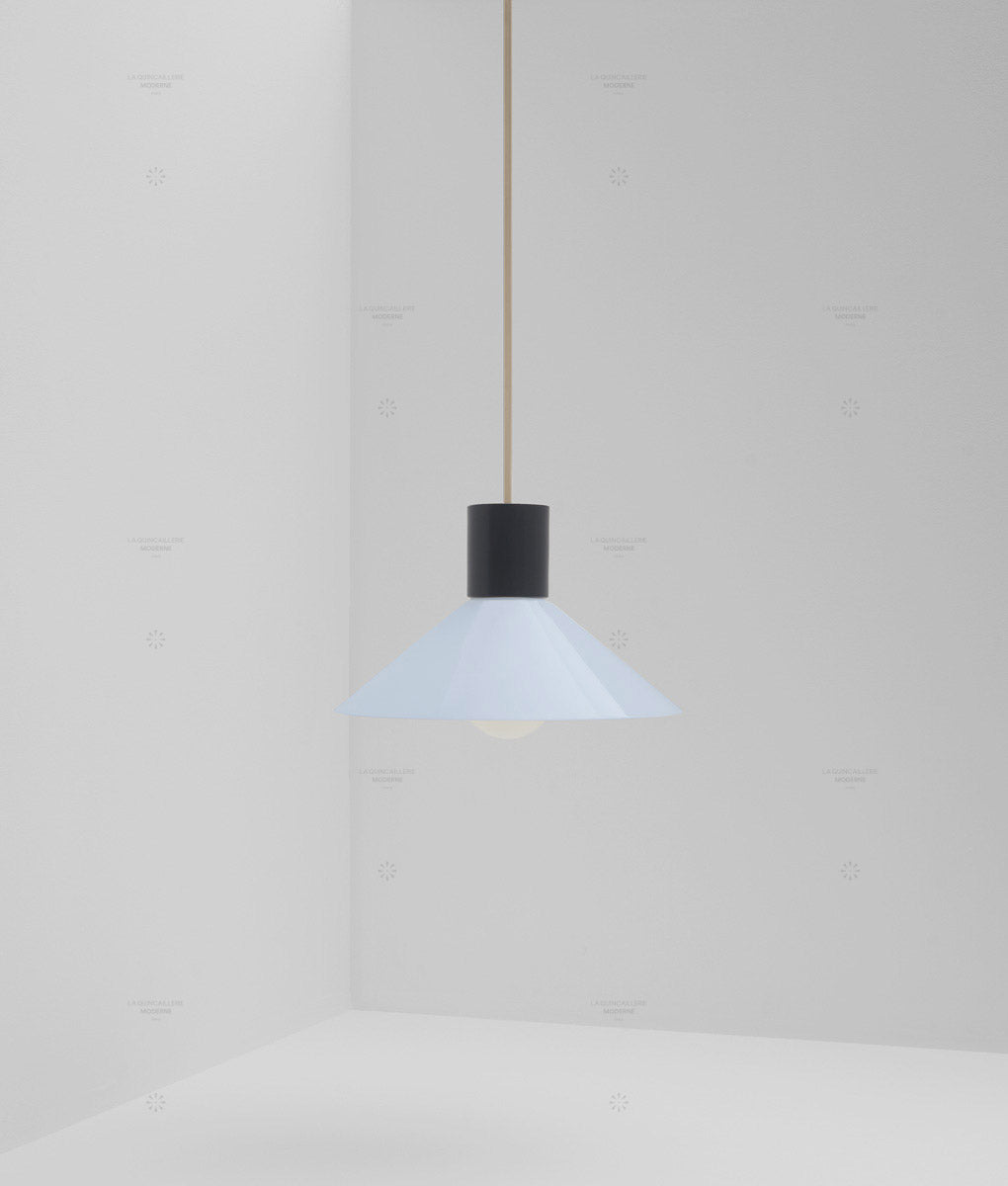 Suspension "Délices", abat-jour en opaline satinée bleu pâle, petit modèle