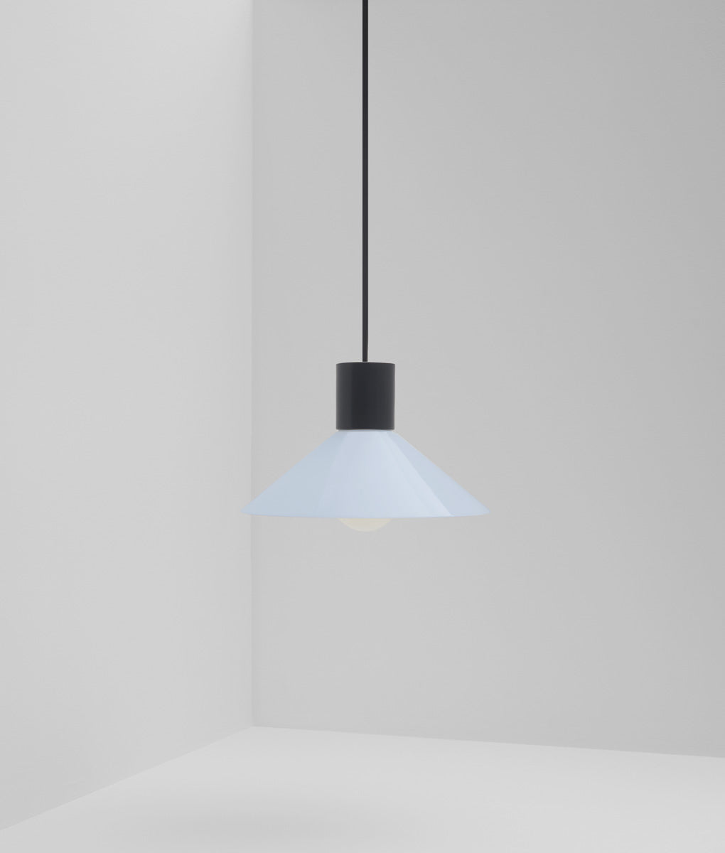 Suspension "Délices", abat-jour en opaline satinée bleu pâle, petit modèle