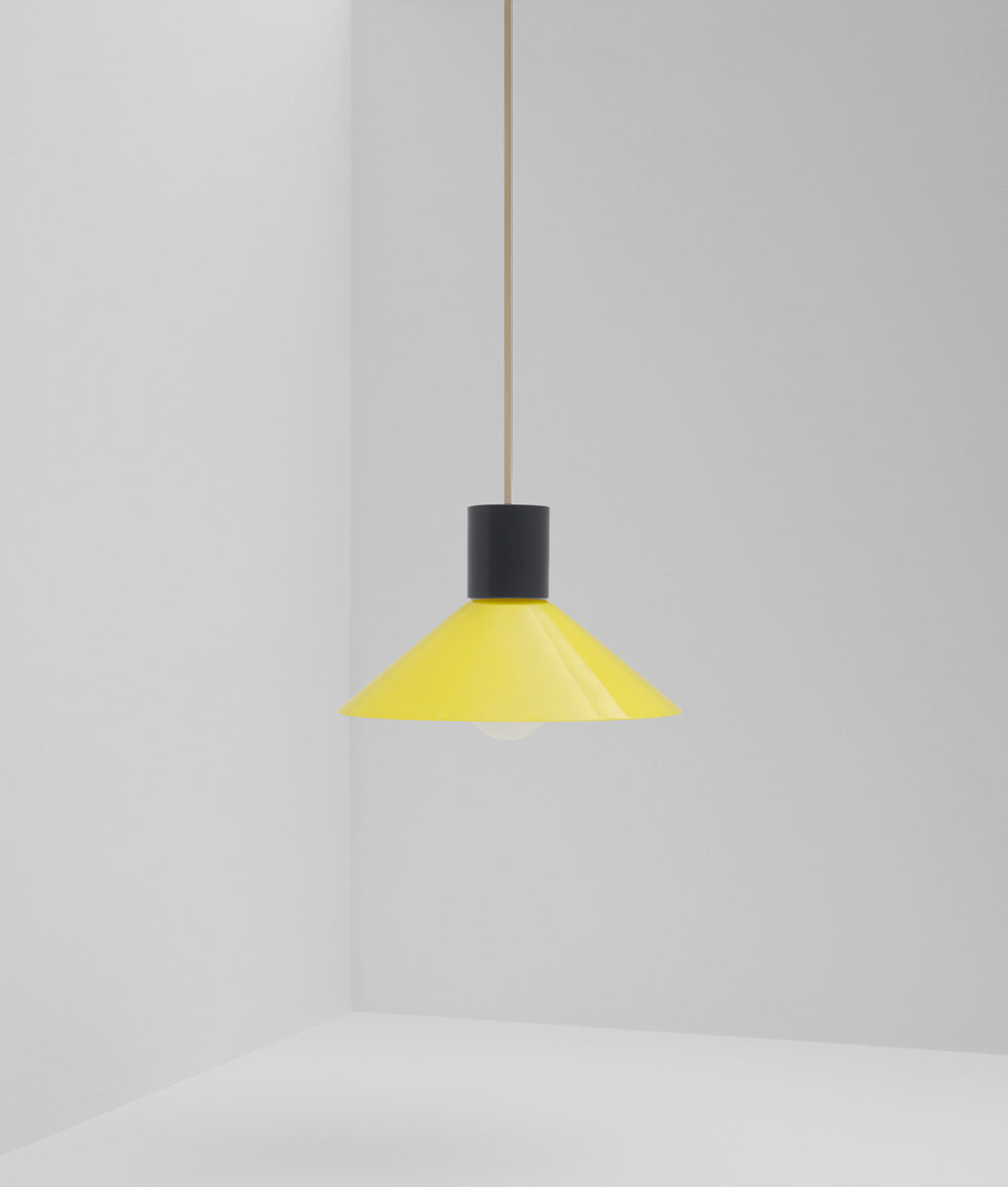 Suspension "Délices", abat-jour en opaline satinée jaune, petit modèle