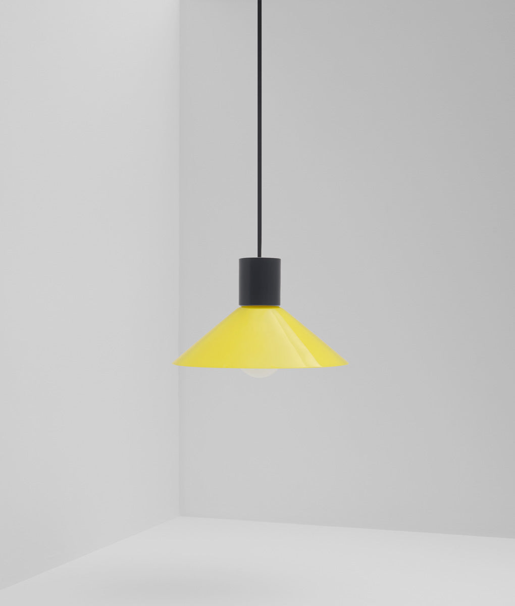 Suspension "Délices", abat-jour en opaline satinée jaune, petit modèle