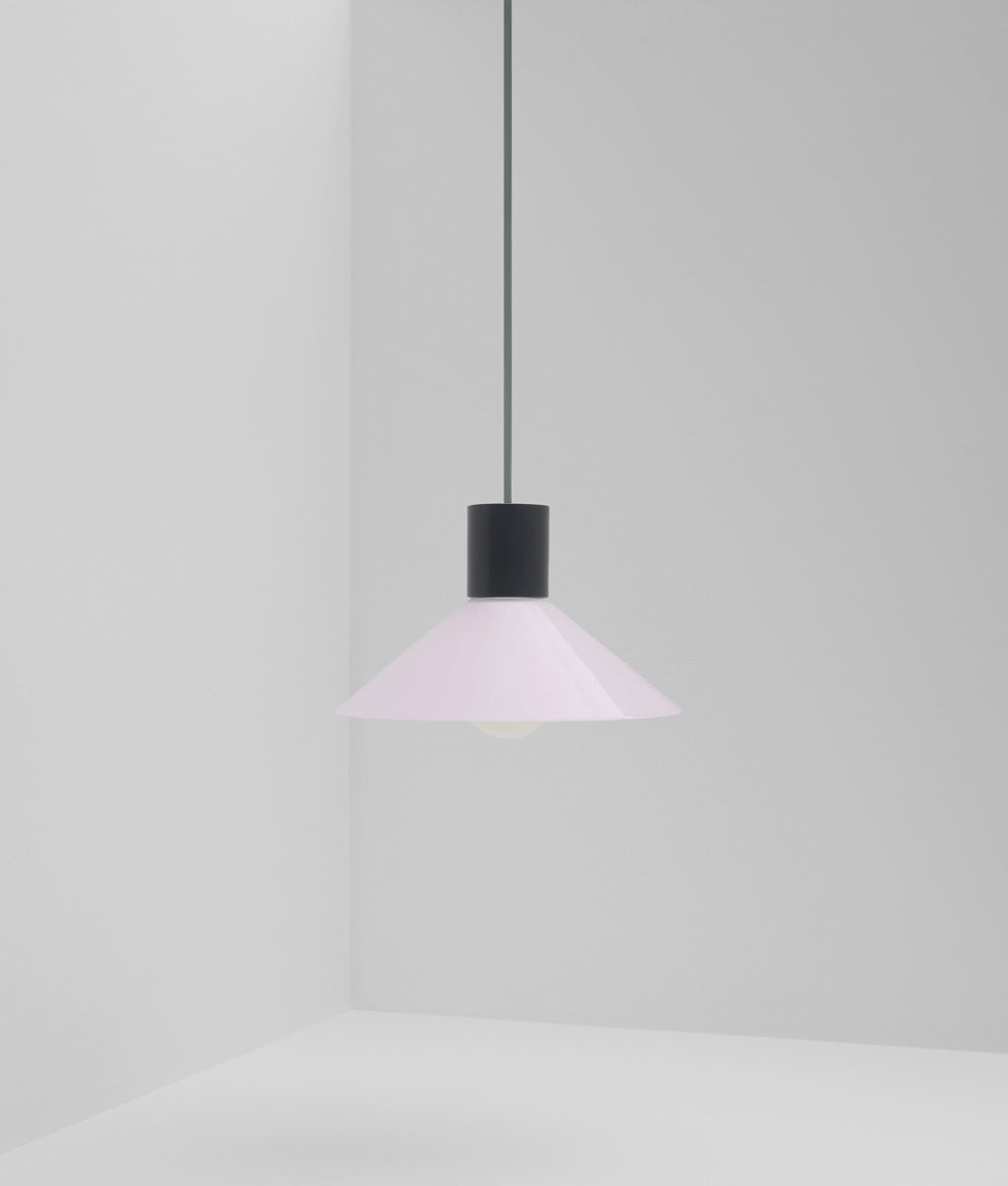 Suspension "Délices", abat-jour en opaline satinée rose pâle, petit modèle