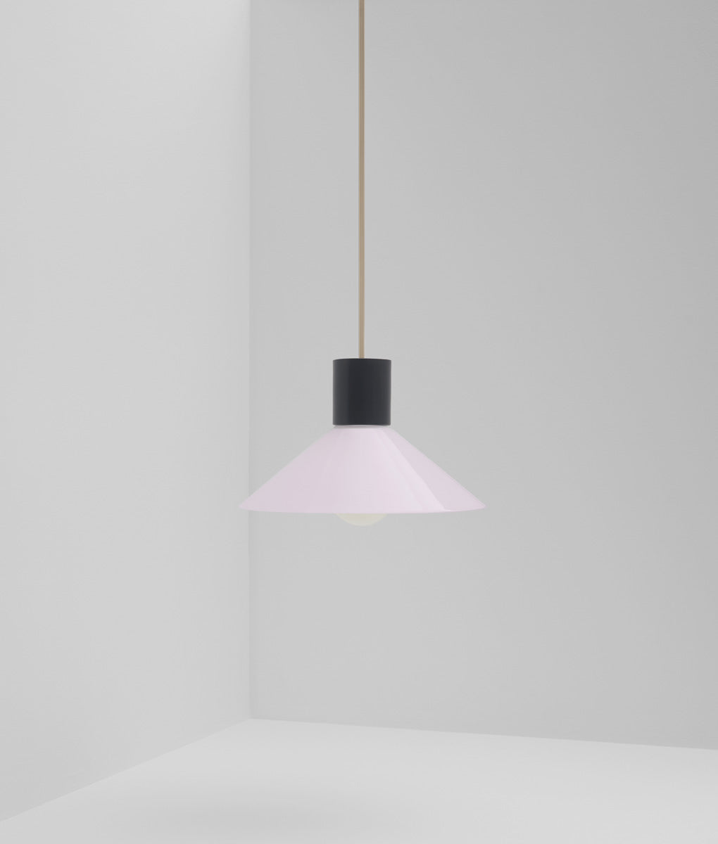 Suspension "Délices", abat-jour en opaline satinée rose pâle, petit modèle