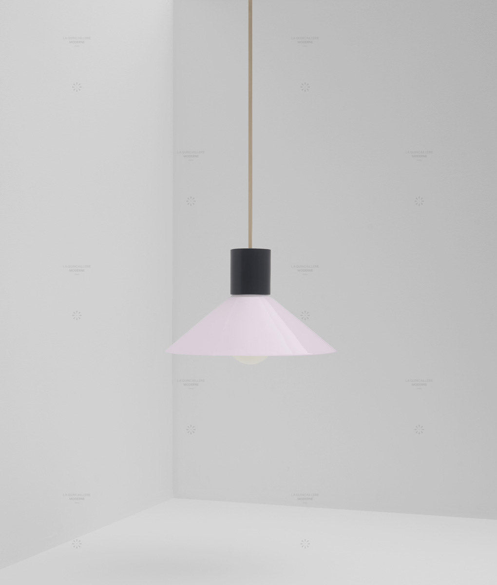 Suspension "Délices", abat-jour en opaline satinée rose pâle, petit modèle
