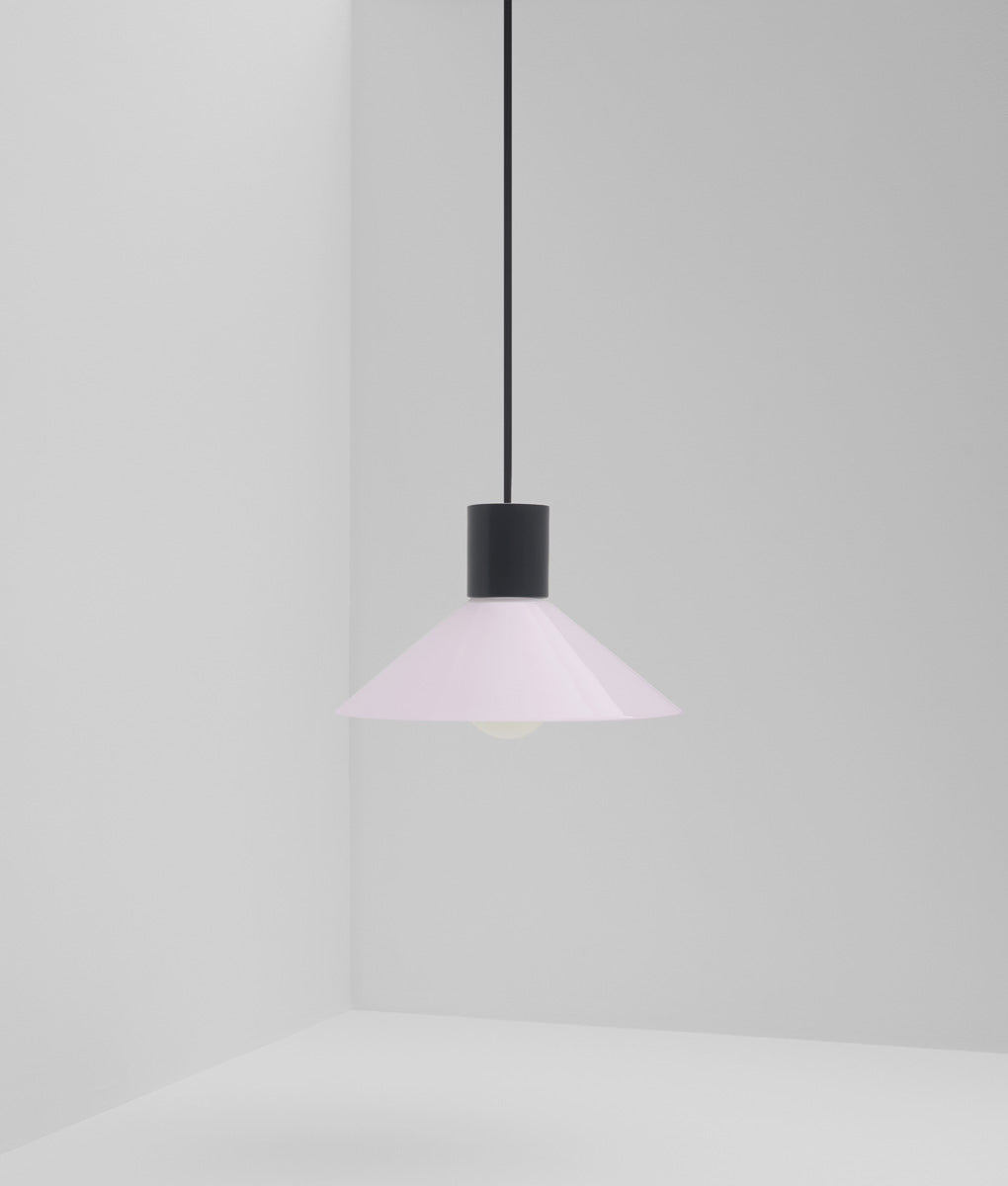 Suspension "Délices", abat-jour en opaline satinée rose pâle, petit modèle