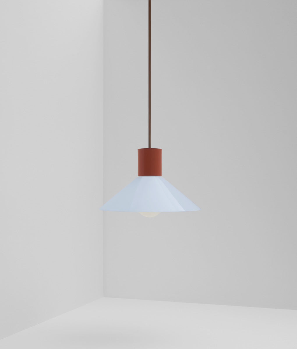 Suspension "Délices", abat-jour en opaline satinée bleu pâle, petit modèle