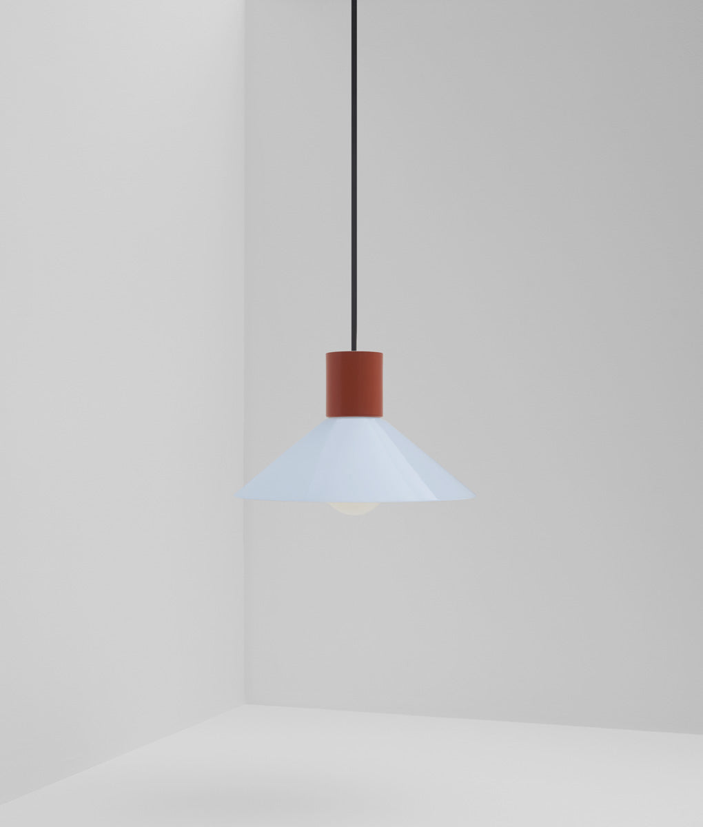 Suspension "Délices", abat-jour en opaline satinée bleu pâle, petit modèle