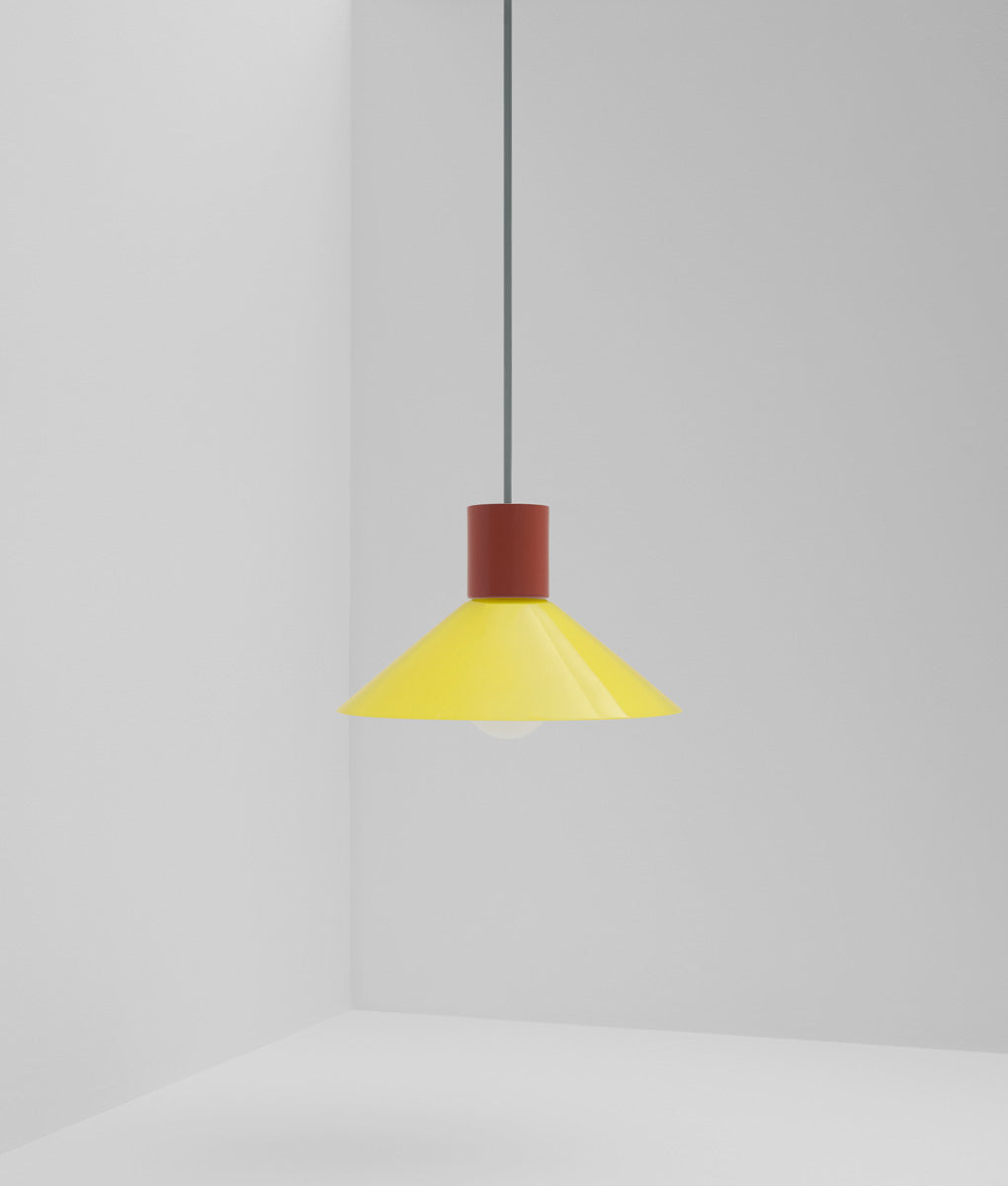 Suspension "Délices", abat-jour en opaline satinée jaune, petit modèle