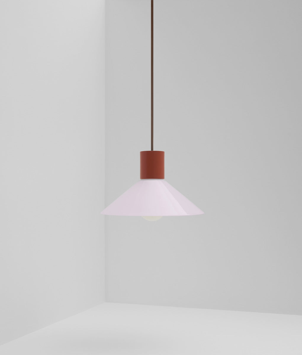Suspension "Délices", abat-jour en opaline satinée rose pâle, petit modèle