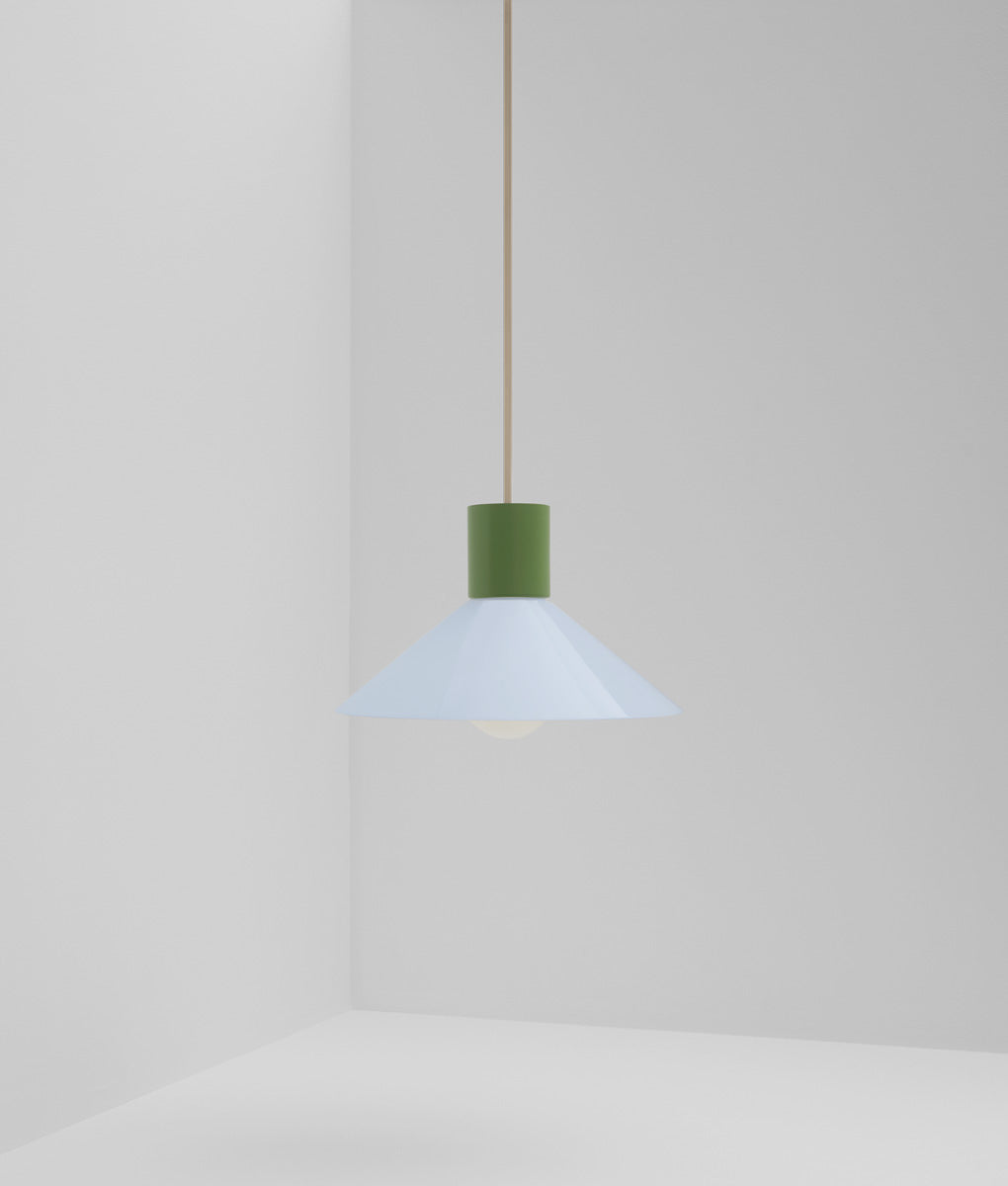 Suspension "Délices", abat-jour en opaline satinée bleu pâle, petit modèle