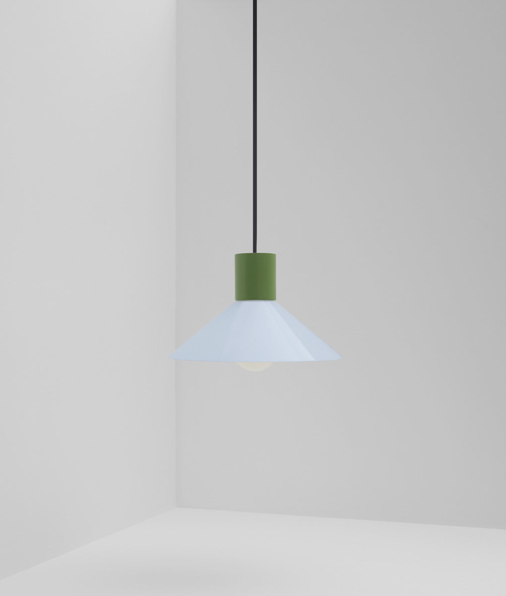 Suspension "Délices", abat-jour en opaline satinée bleu pâle, petit modèle