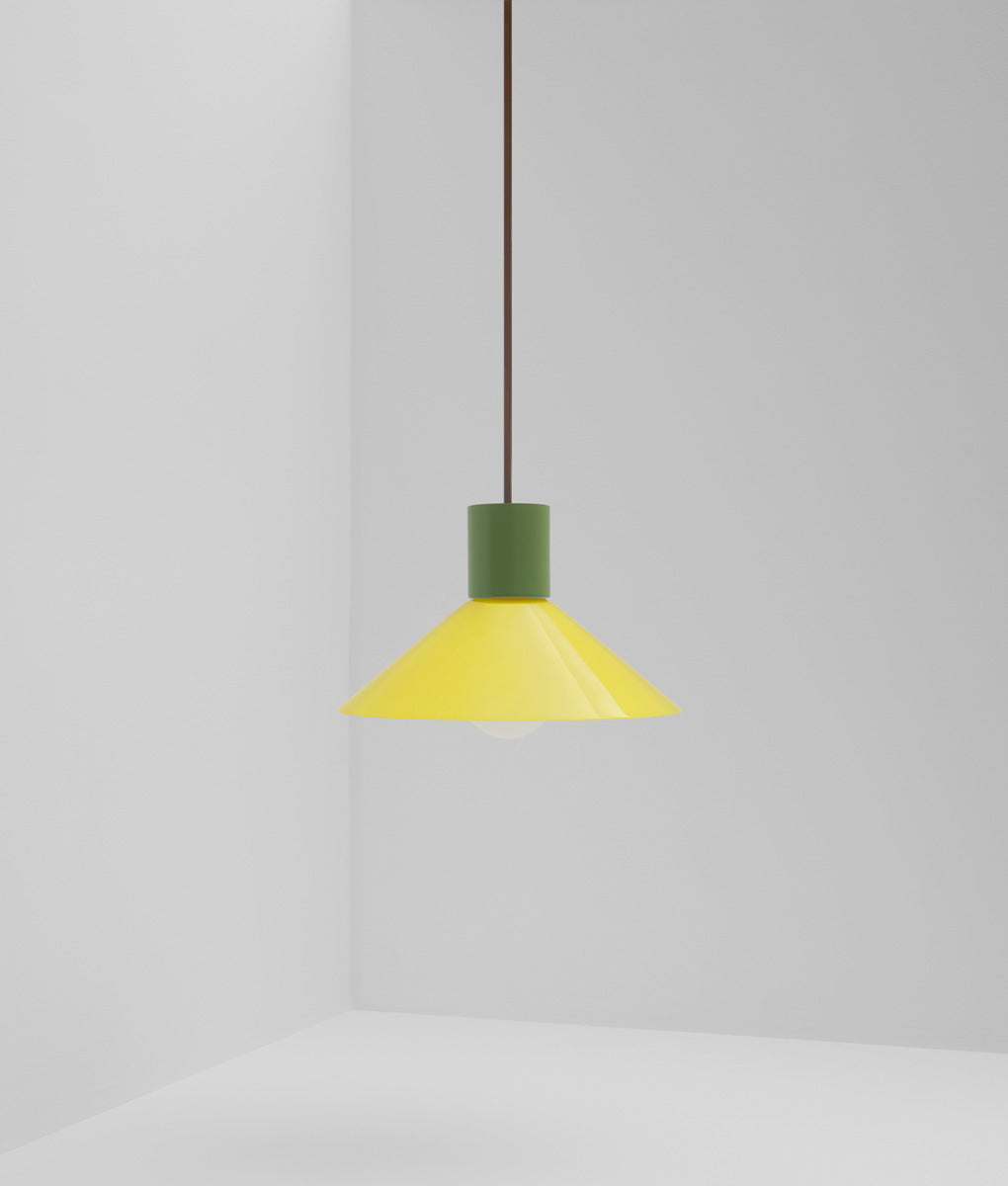 Suspension "Délices", abat-jour en opaline satinée jaune, petit modèle