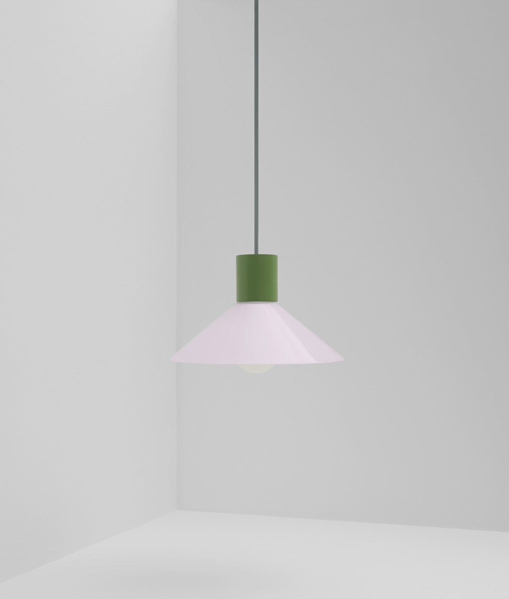 Suspension "Délices", abat-jour en opaline satinée rose pâle, petit modèle