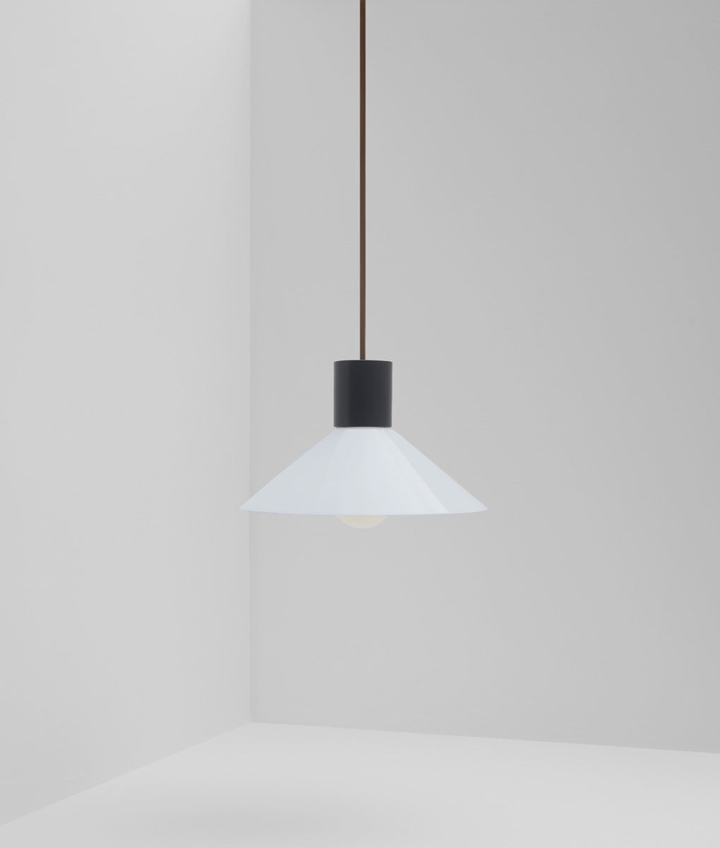 Suspension "Délices", abat-jour en opaline blanche satinée, petit modèle