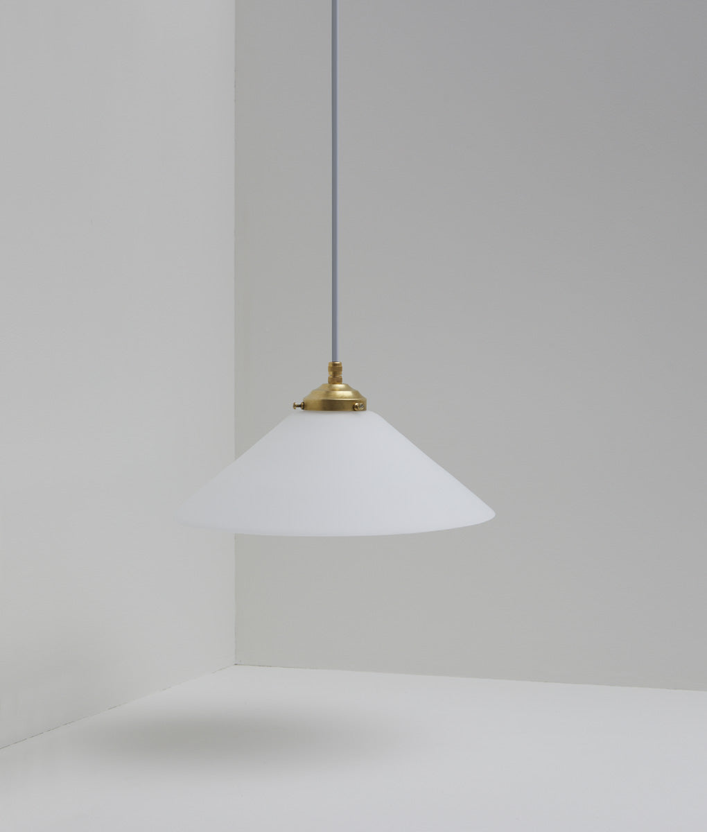 Suspension "Évasé" en opaline blanche mate, avec griffe de fixation en laiton, grand modèle, câble gris-bleu - La Quincaillerie moderne