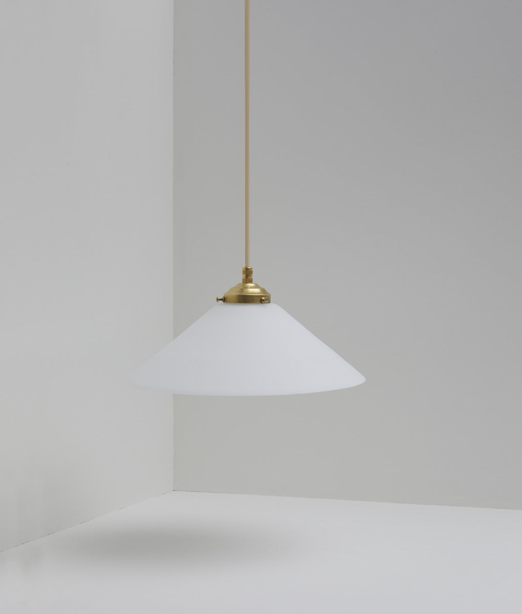 Suspension "Évasé" en opaline blanche mate, avec griffe de fixation en laiton, grand modèle, câble crème, La Quincaillerie moderne