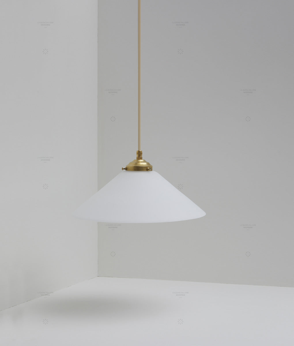Suspension "Évasé" en opaline blanche mate, avec griffe de fixation en laiton, grand modèle, câble crème, La Quincaillerie moderne