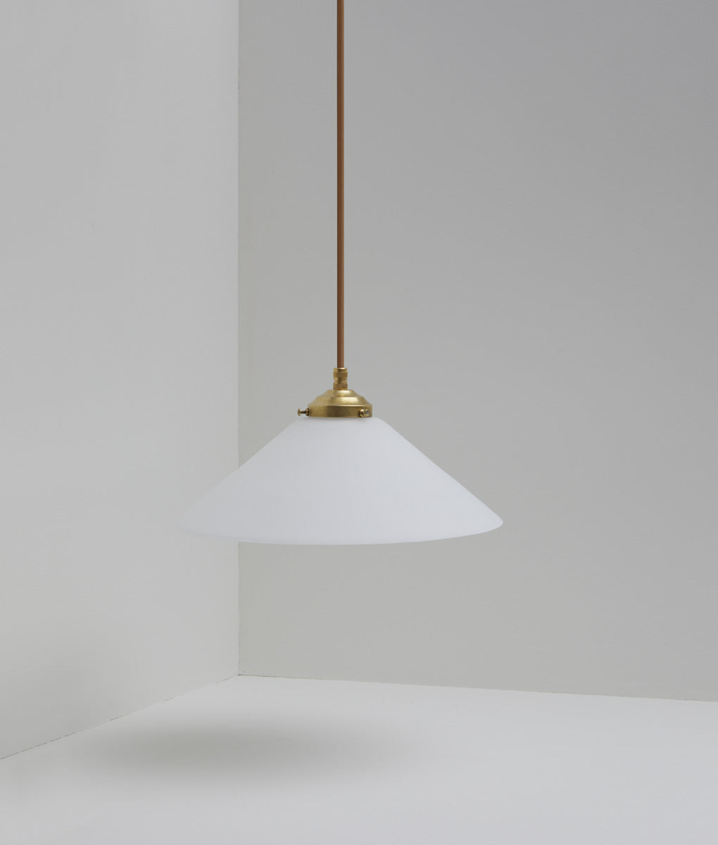 Suspension "Évasé" en opaline blanche mate, avec griffe de fixation en laiton, grand modèle, câble marron, La Quincaillerie moderne