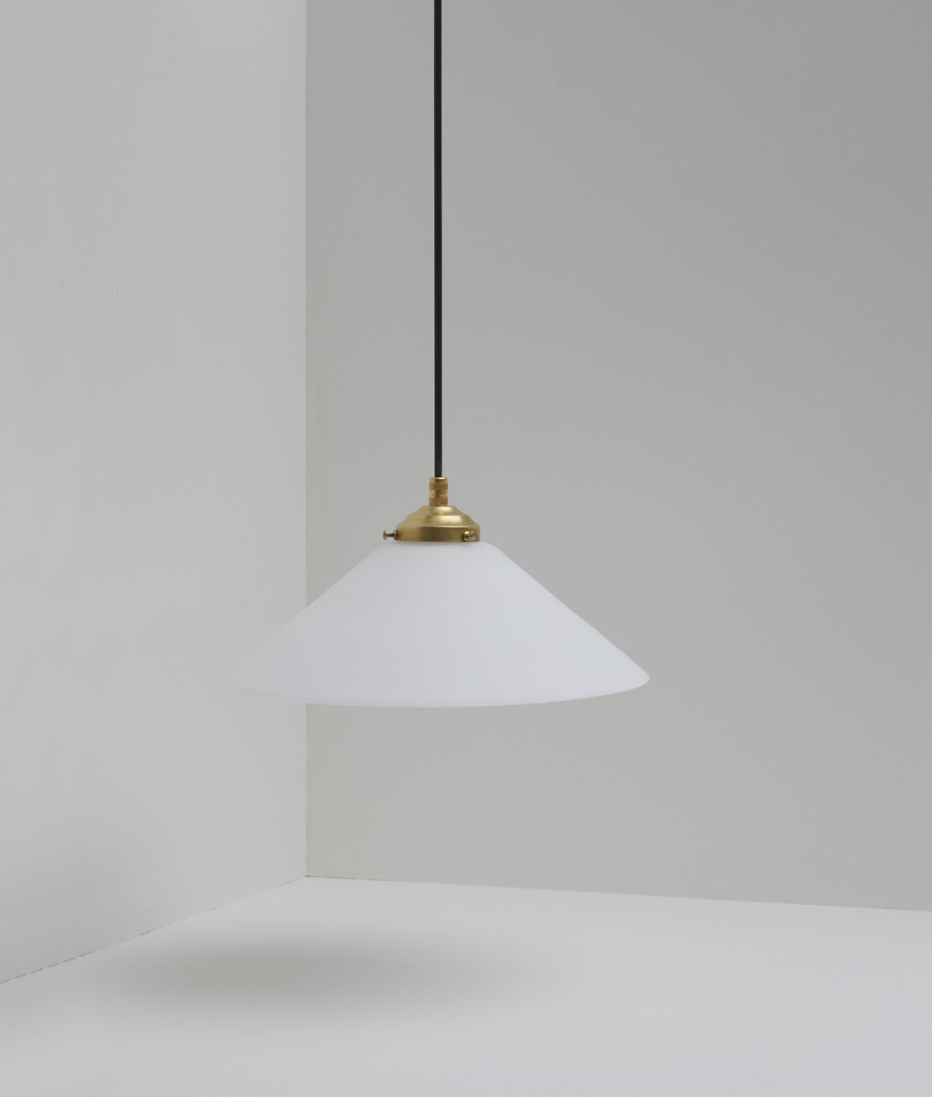 Suspension "Évasé" en opaline blanche mate, avec griffe de fixation en laiton, grand modèle, câble noir - La Quincaillerie moderne