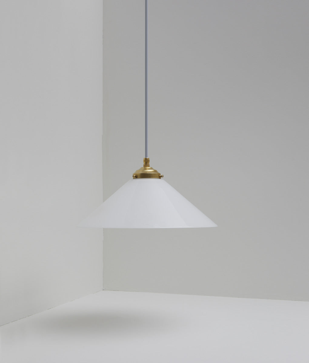 Suspension "Évasé" en opaline blanche satinée, avec griffe de fixation en laiton, grand modèle, câble gris-bleu - La Quincaillerie moderne