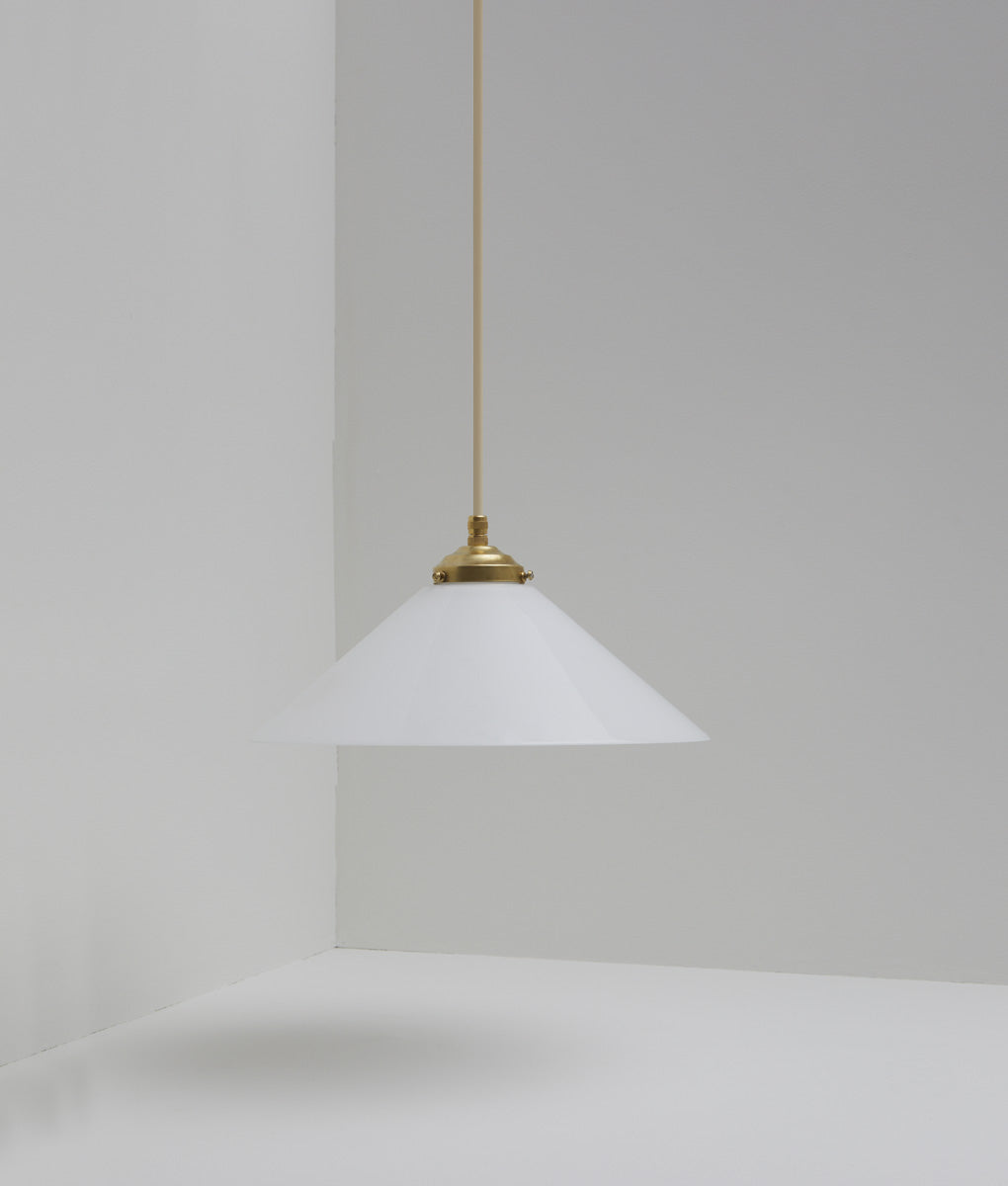 Suspension "Évasé" en opaline blanche satinée, avec griffe de fixation en laiton, grand modèle, câble crème - La Quincaillerie moderne