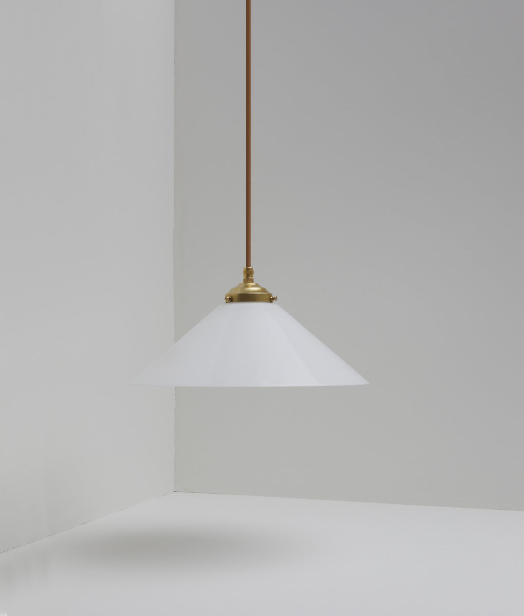 Suspension "Évasé" en opaline blanche satinée, avec griffe de fixation en laiton, grand modèle, câble marron - La Quincaillerie moderne