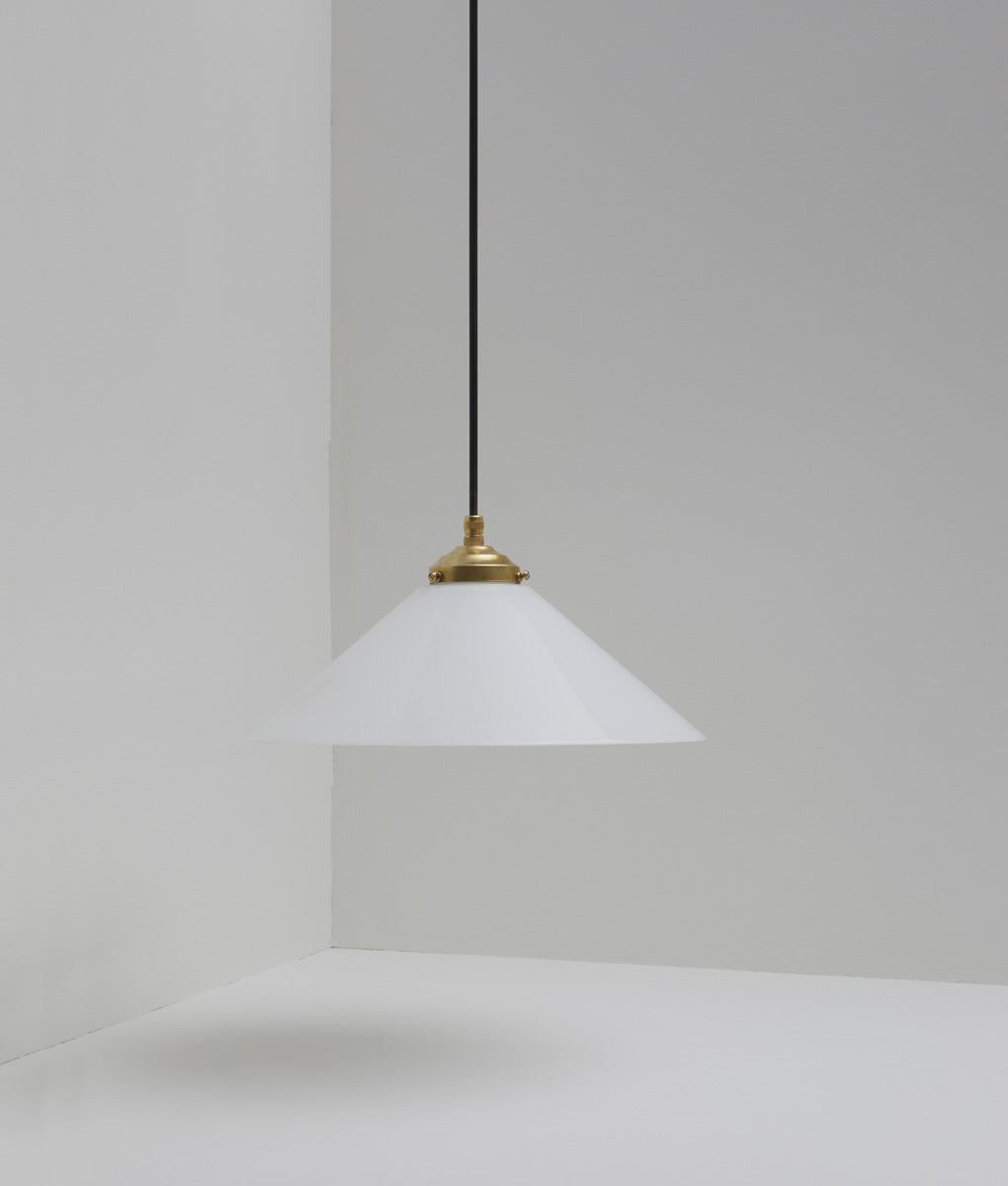 Suspension "Évasé" en opaline blanche satinée, avec griffe de fixation en laiton, grand modèle, câble noir - La Quincaillerie moderne