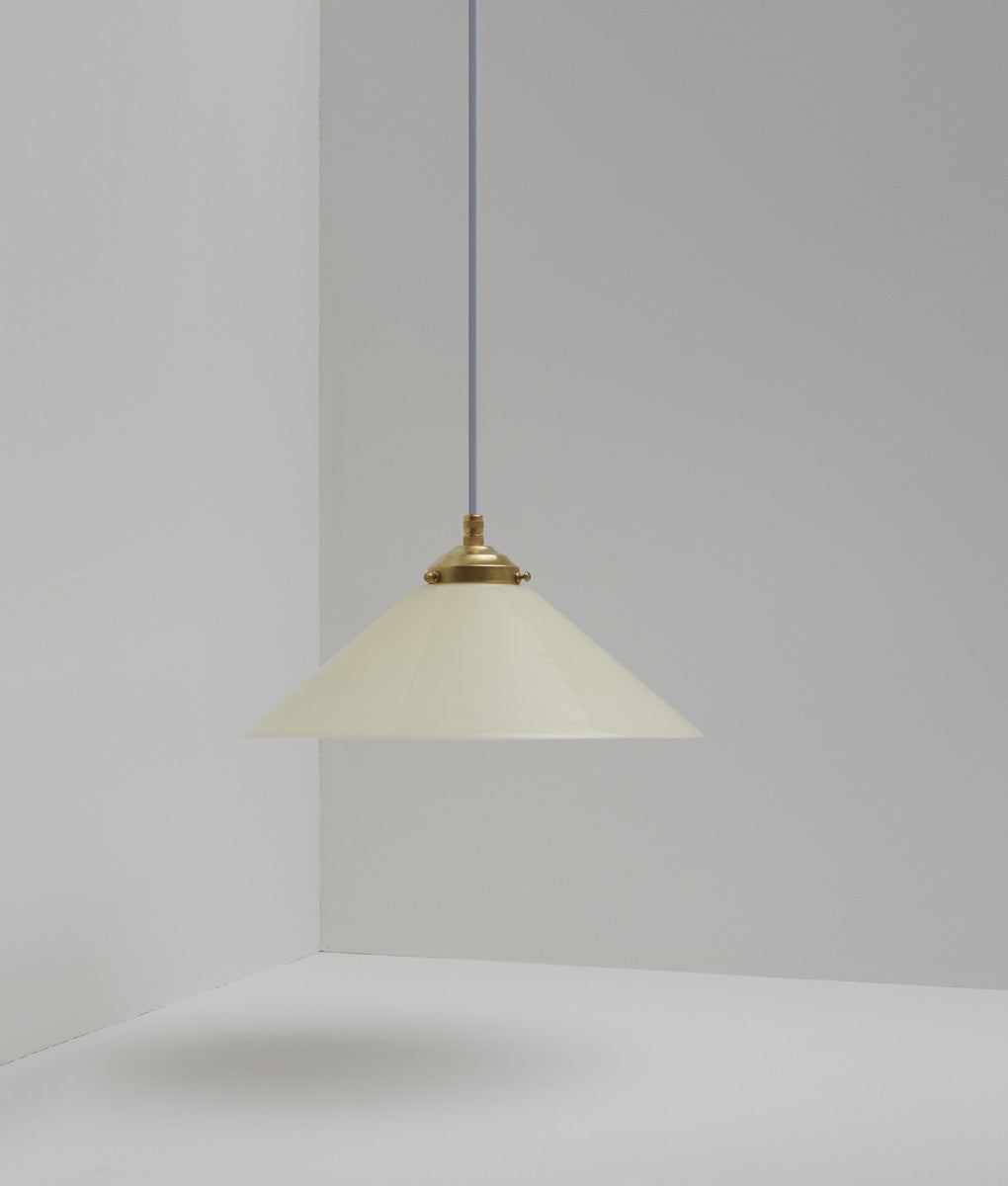 Suspension "Évasé" en opaline crème satinée, avec griffe de fixation en laiton, grand modèle, câble gris-bleu - La Quincaillerie moderne