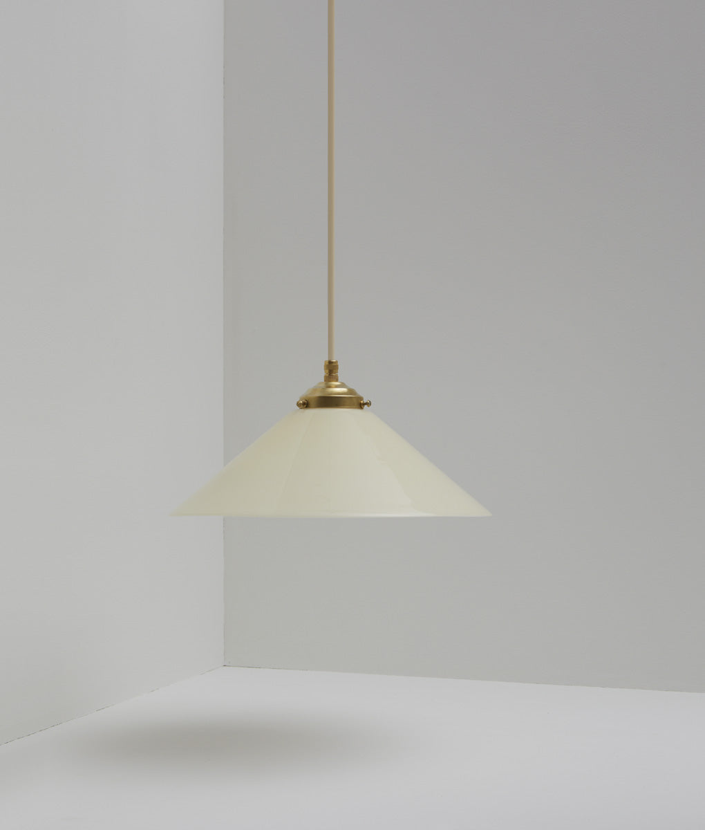 Suspension "Évasé" en opaline crème satinée, avec griffe de fixation en laiton, grand modèle, câble crème - La Quincaillerie moderne