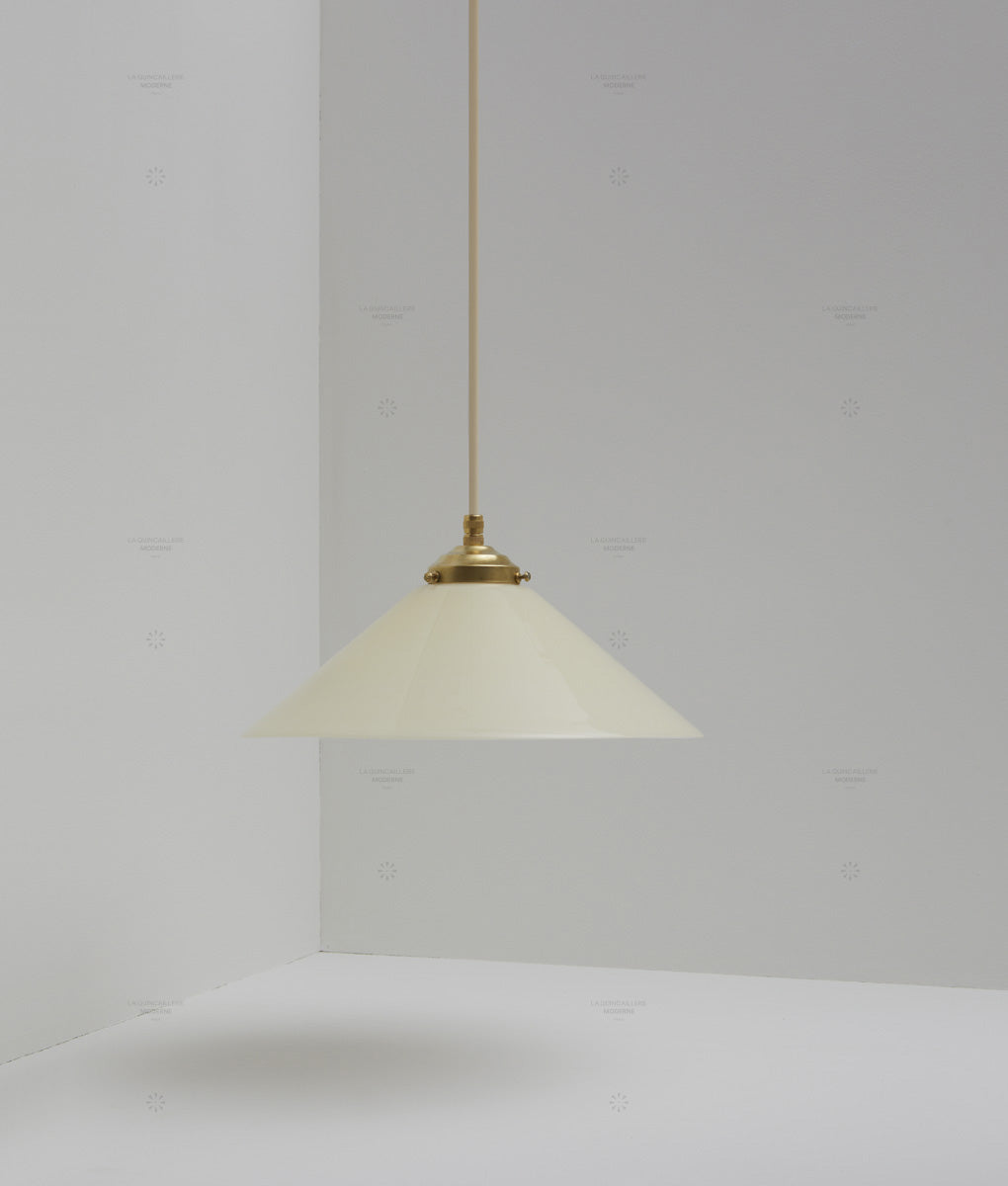 Suspension "Évasé" en opaline crème satinée, avec griffe de fixation en laiton, grand modèle, câble crème - La Quincaillerie moderne
