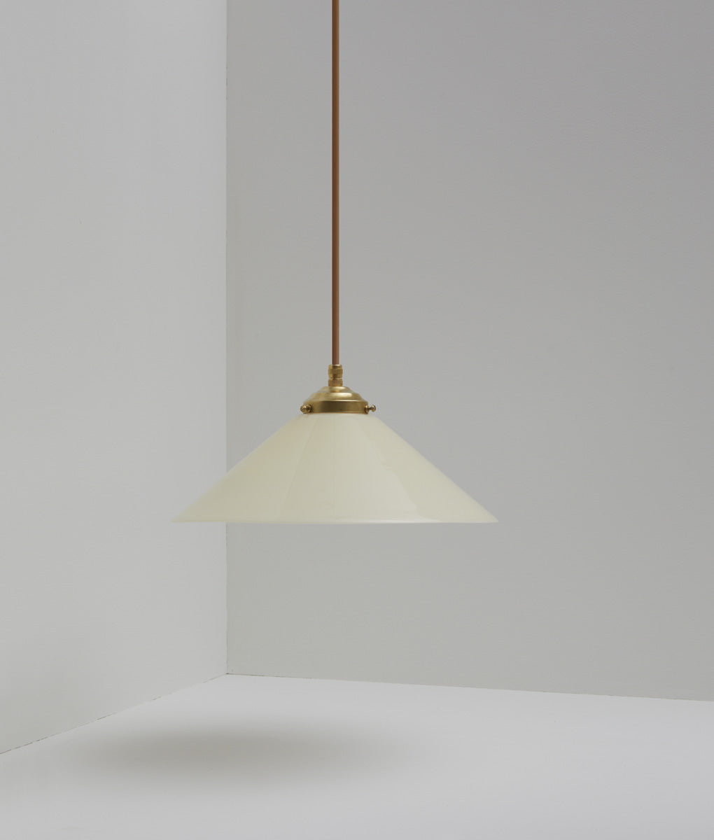 Suspension "Évasé" en opaline crème satinée, avec griffe de fixation en laiton, grand modèle, câble marron - La Quincaillerie moderne