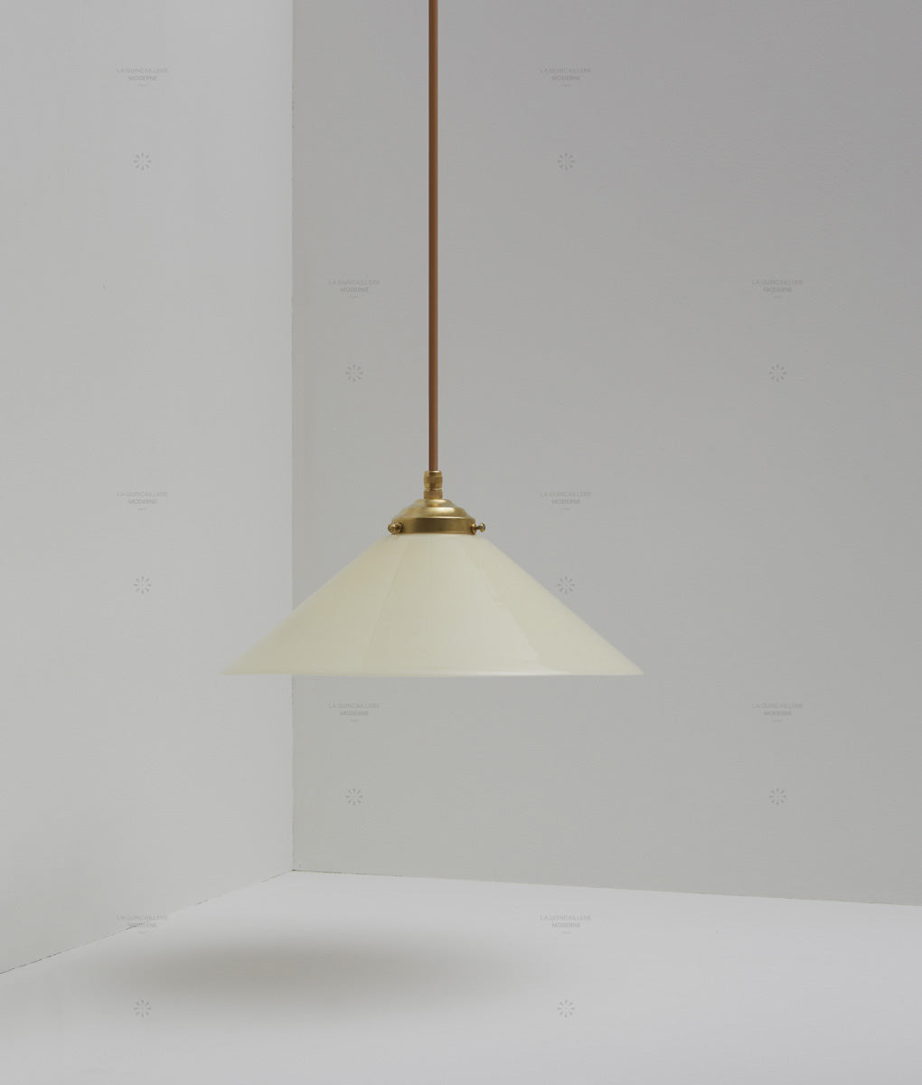 Suspension "Évasé" en opaline crème satinée, avec griffe de fixation en laiton, grand modèle, câble marron - La Quincaillerie moderne