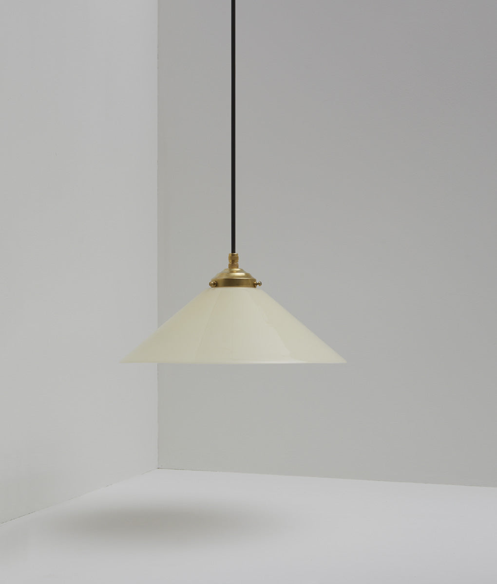 Suspension "Évasé" en opaline crème satinée, avec griffe de fixation en laiton, grand modèle, câble noir - La Quincaillerie moderne