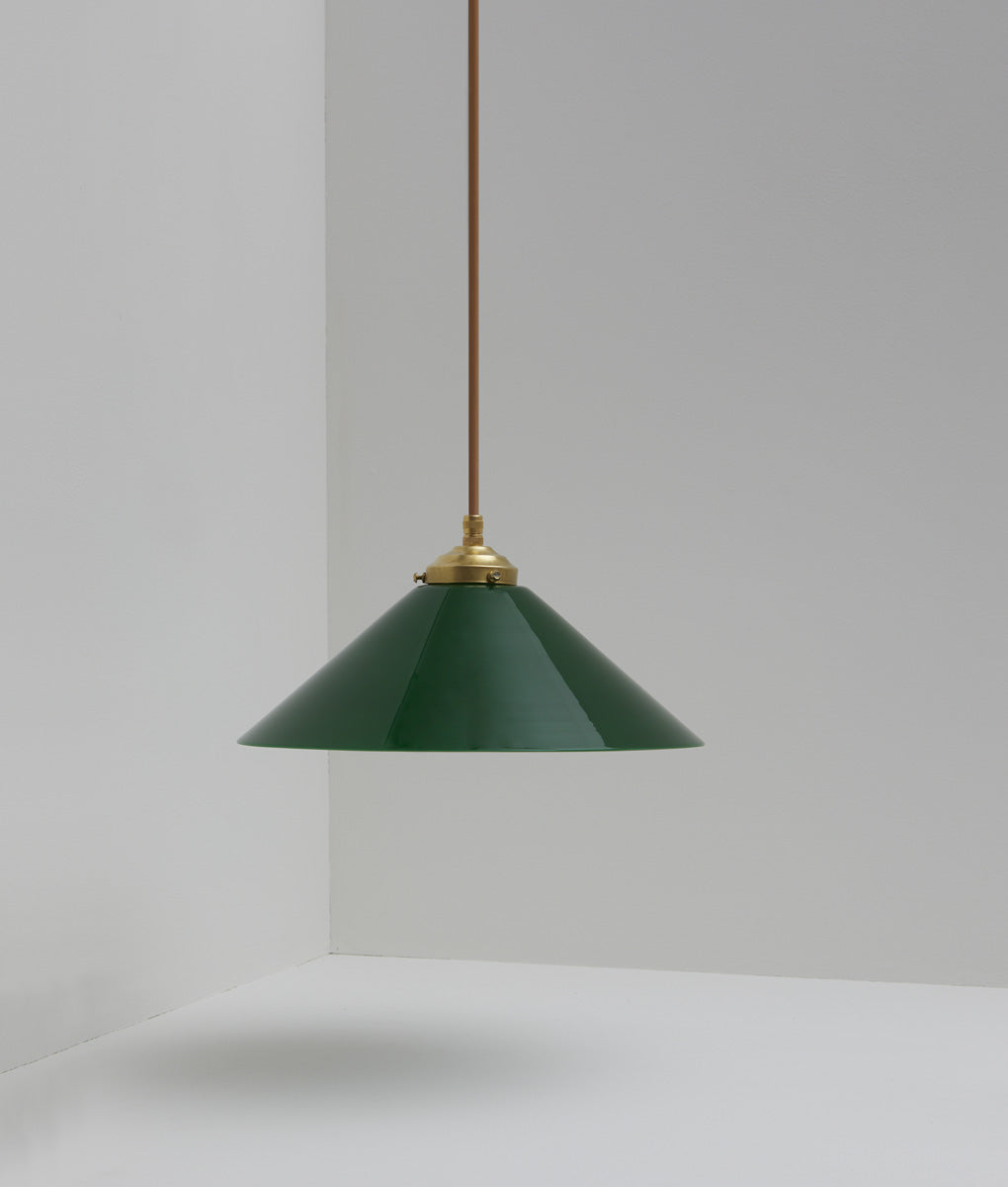 Suspension "Évasé" en opaline verte satinée, avec griffe de fixation en laiton, grand modèle, câble marron - La Quincaillerie moderne