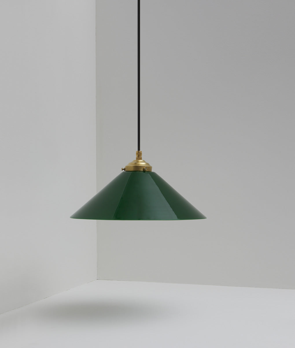 Suspension "Évasé" en opaline verte satinée, avec griffe de fixation en laiton, grand modèle, câble noir - La Quincaillerie moderne