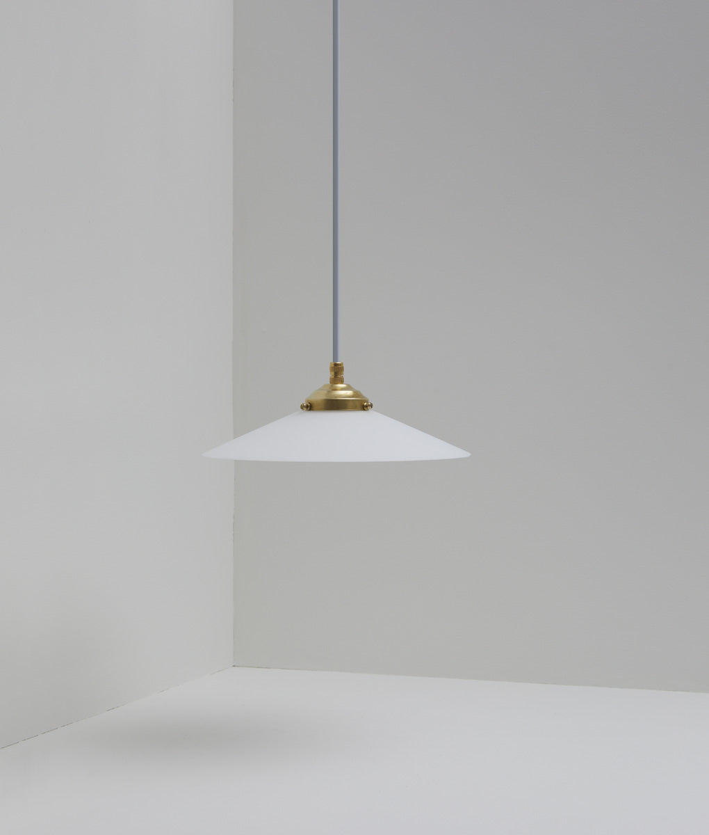Suspension "Évasé" en opaline blanche mate, avec griffe de fixation en laiton, petit modèle, câble gris-bleu - La Quincaillerie moderne