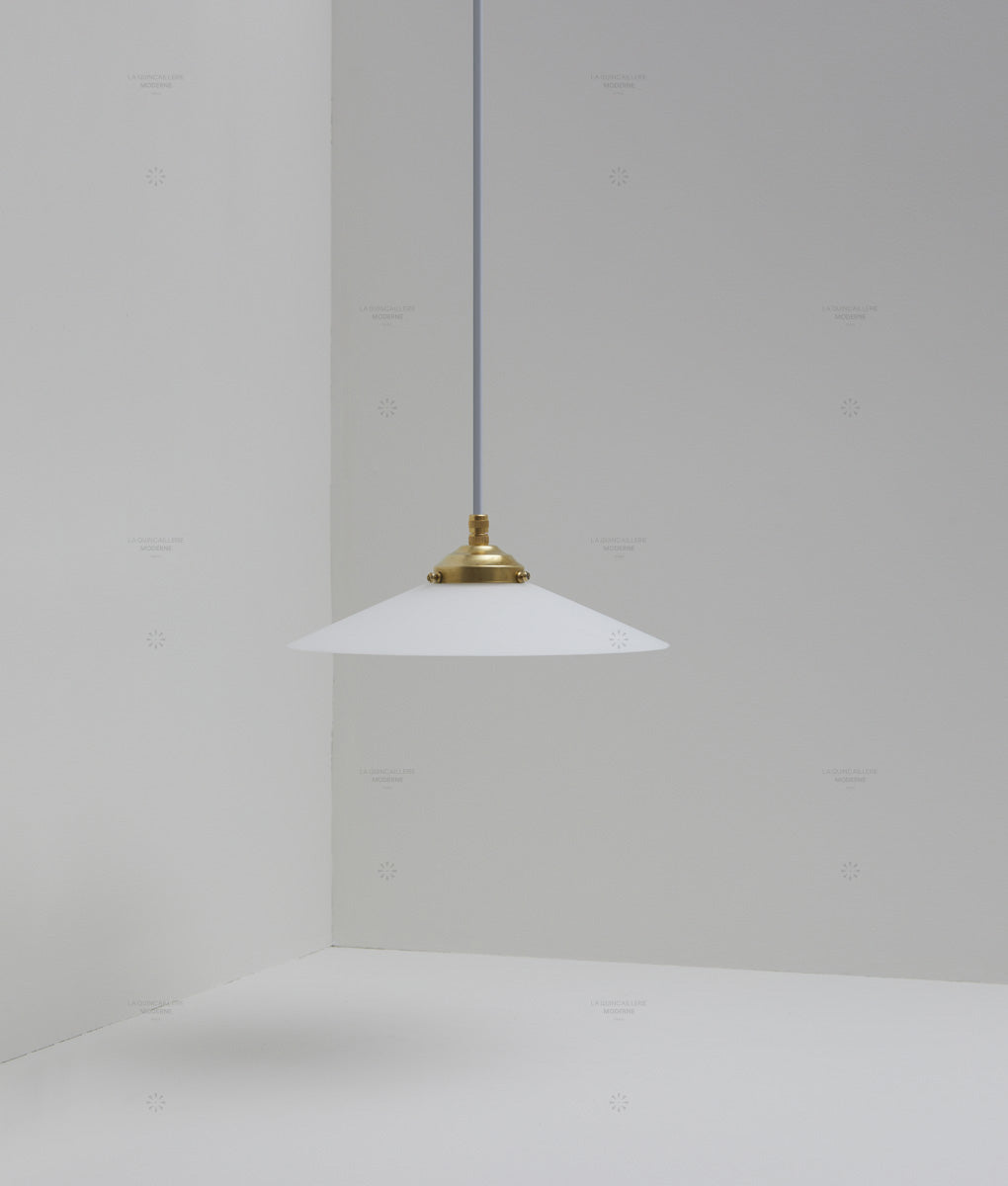 Suspension "Évasé" en opaline blanche mate, avec griffe de fixation en laiton, petit modèle, câble gris-bleu - La Quincaillerie moderne