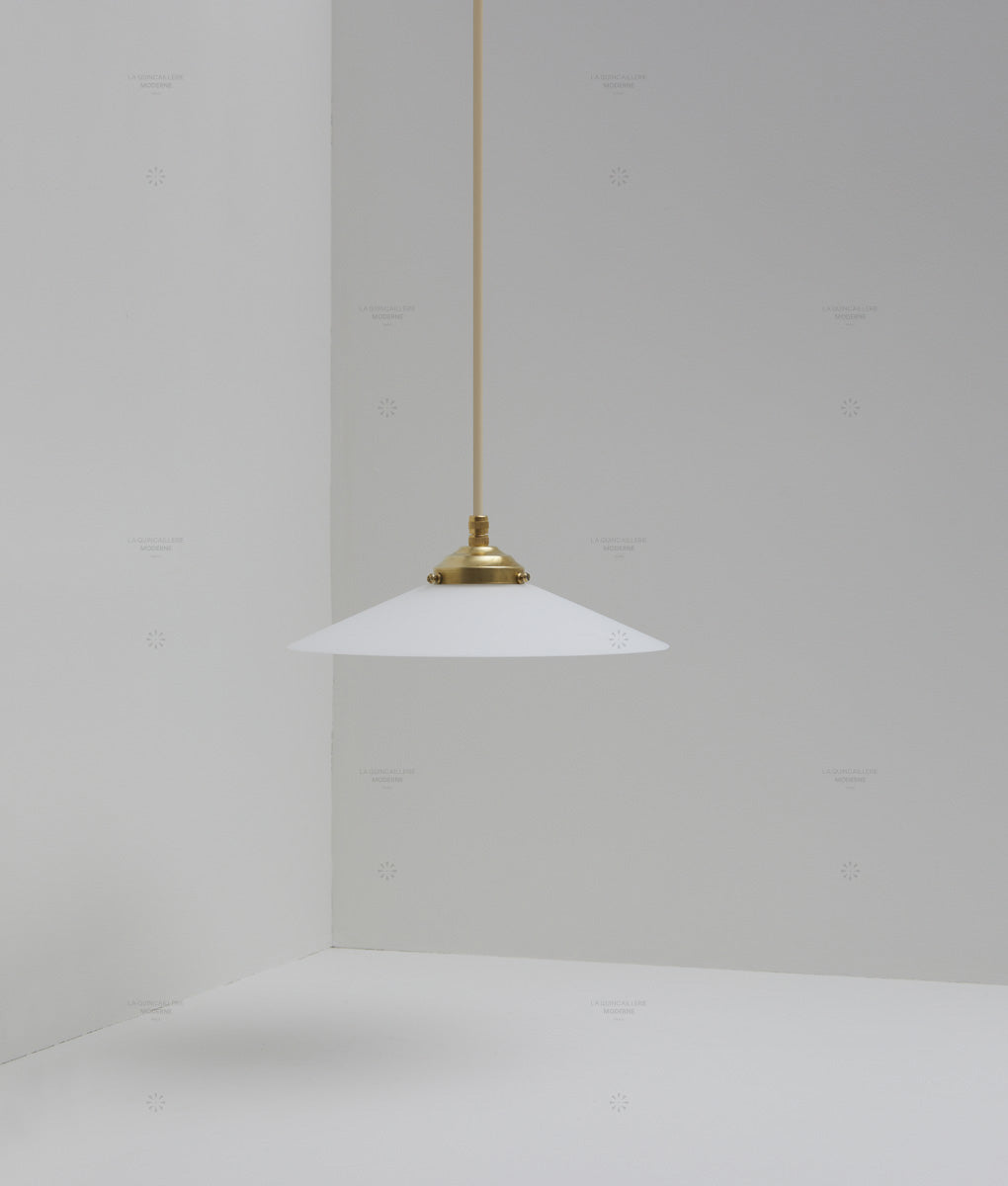 Suspension "Évasé" en opaline blanche mate, avec griffe de fixation en laiton, petit modèle, câble crème - La Quincaillerie moderne