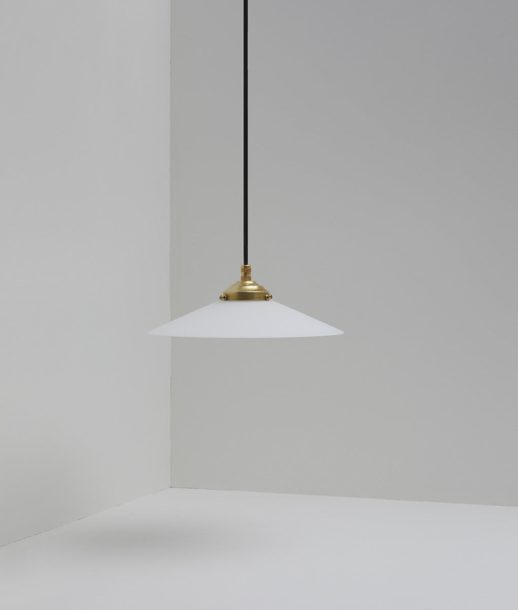 Suspension "Évasé" en opaline blanche mate, avec griffe de fixation en laiton, petit modèle, câble noir - La Quincaillerie moderne